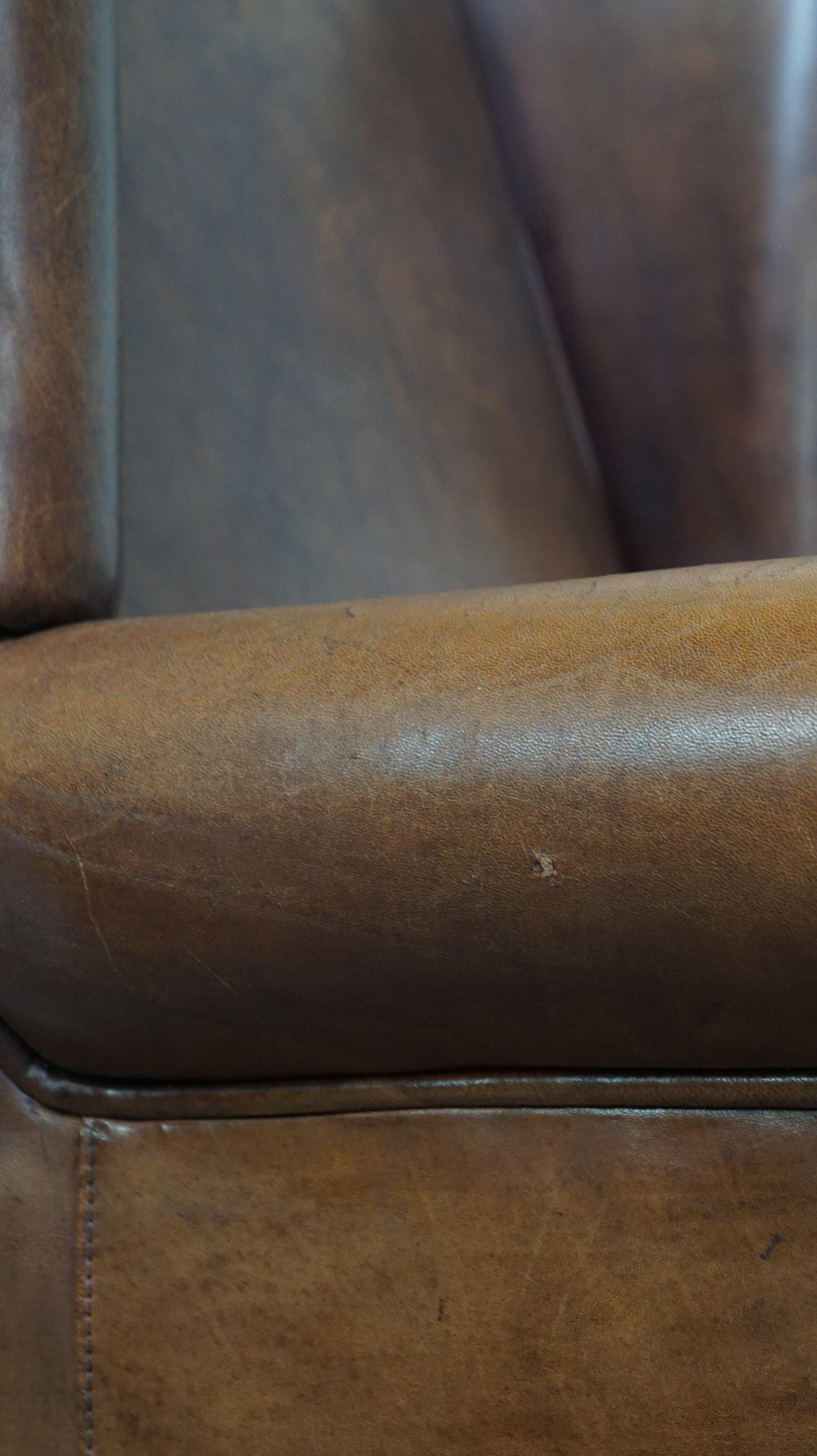 Magnifique et très confortable chaise à oreilles en peau de mouton de couleur cognac en vente 5