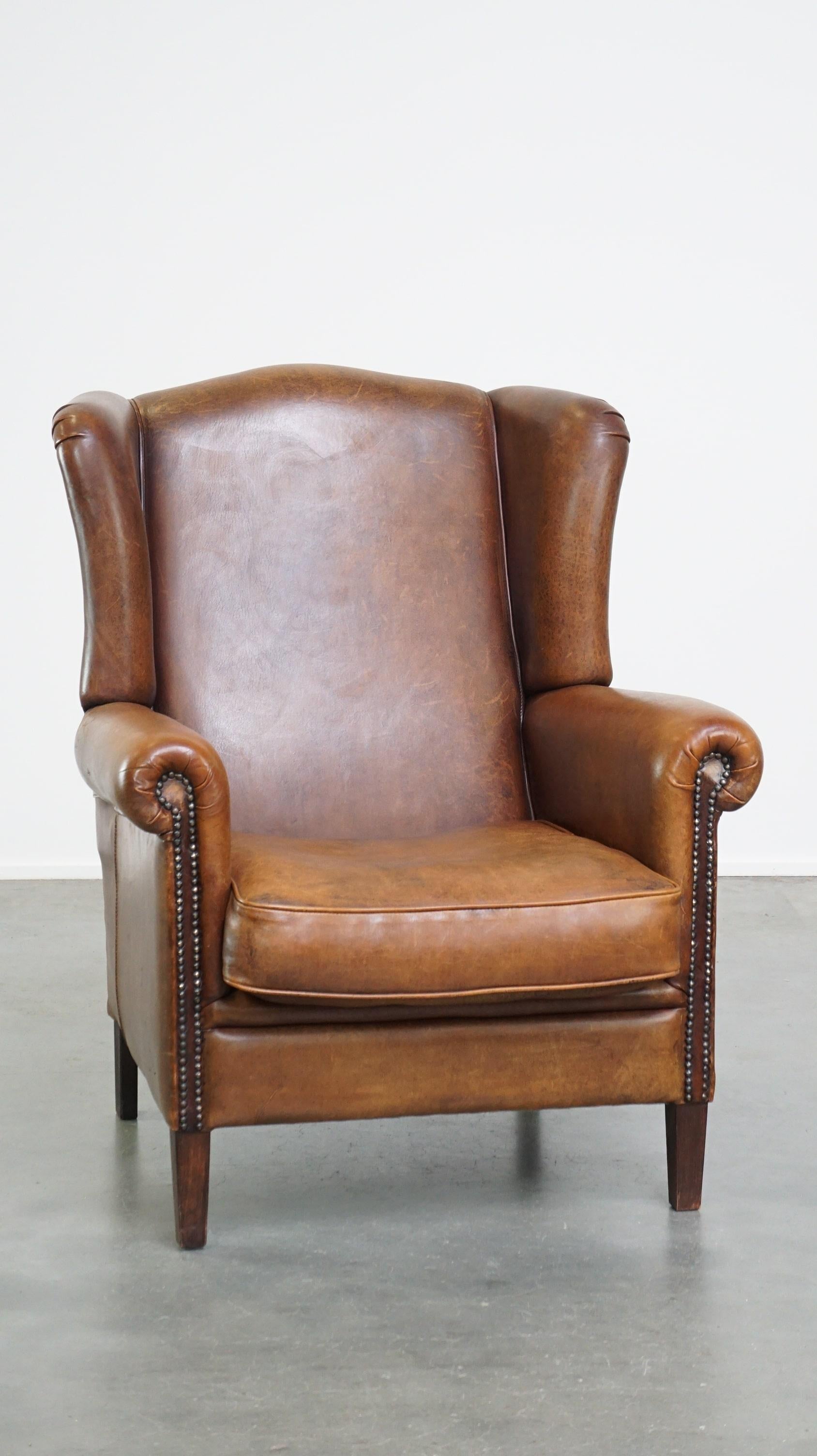 Offert ce magnifique et très confortable fauteuil à oreilles en peau de mouton de couleur brun foncé.

Ce superbe fauteuil à oreilles en peau de mouton peut facilement être placé dans presque tous les intérieurs. Il est équipé d'un coussin d'assise