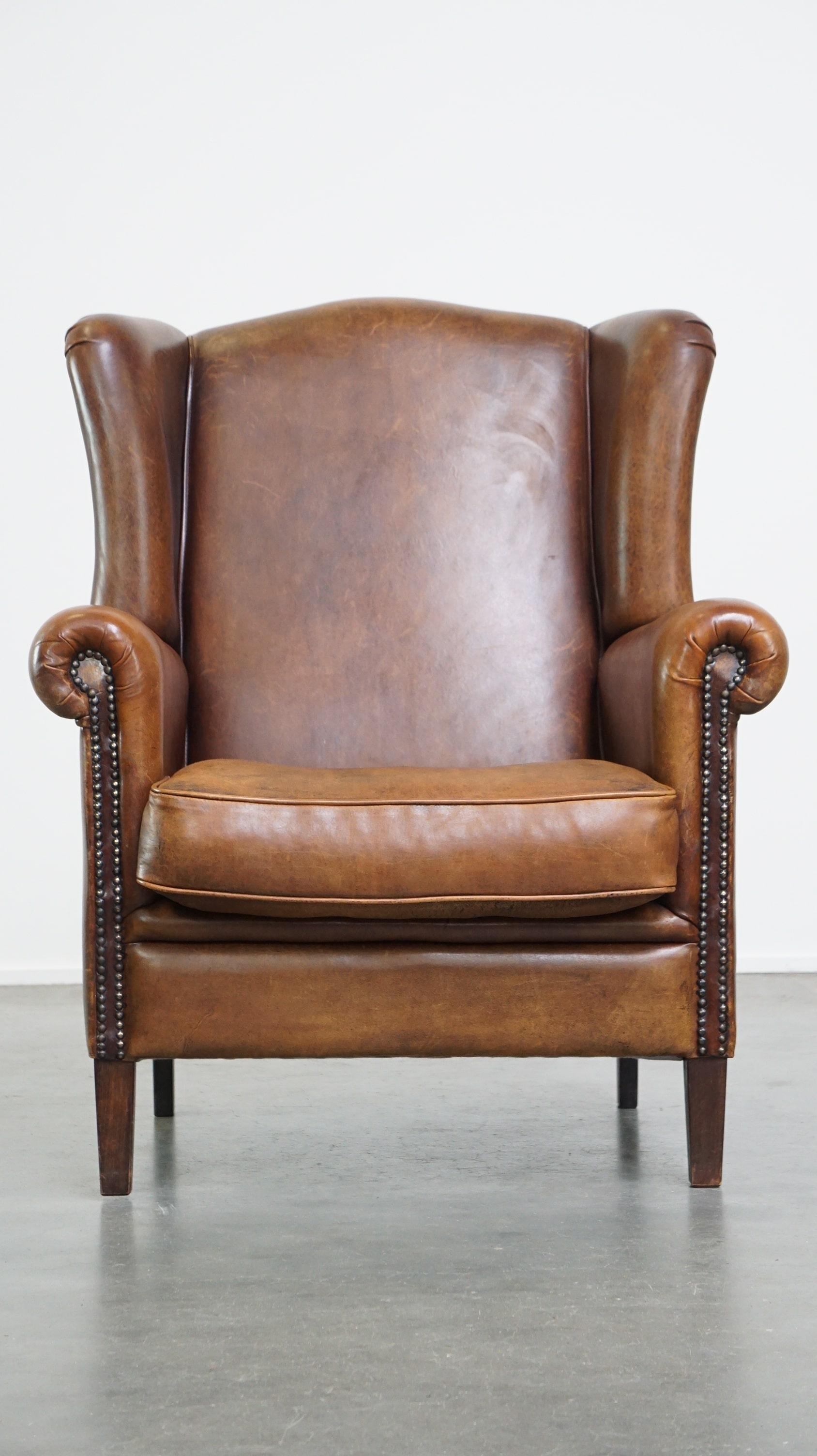 Néerlandais Magnifique et très confortable chaise à oreilles en peau de mouton de couleur cognac en vente