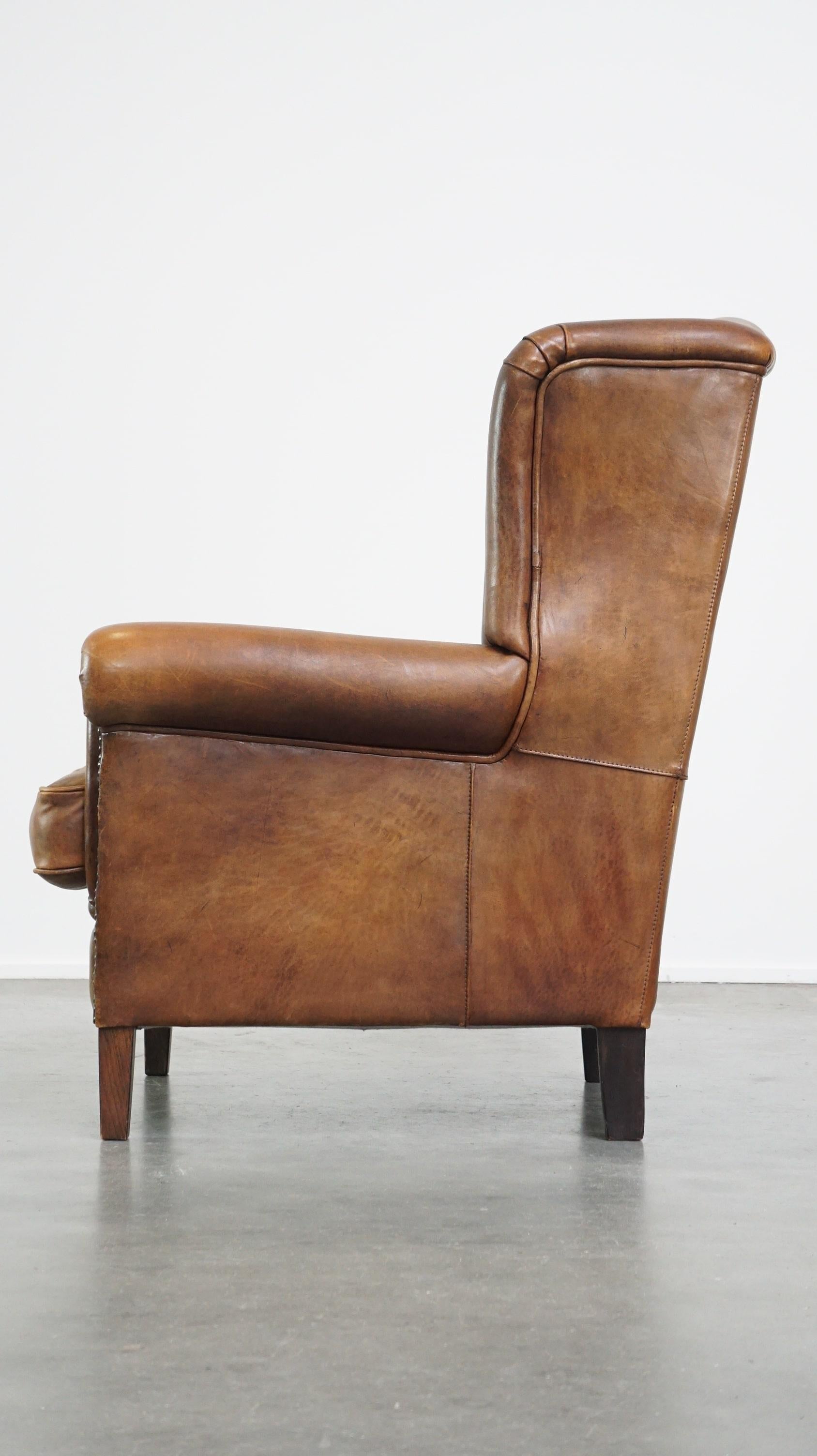 XXIe siècle et contemporain Magnifique et très confortable chaise à oreilles en peau de mouton de couleur cognac en vente