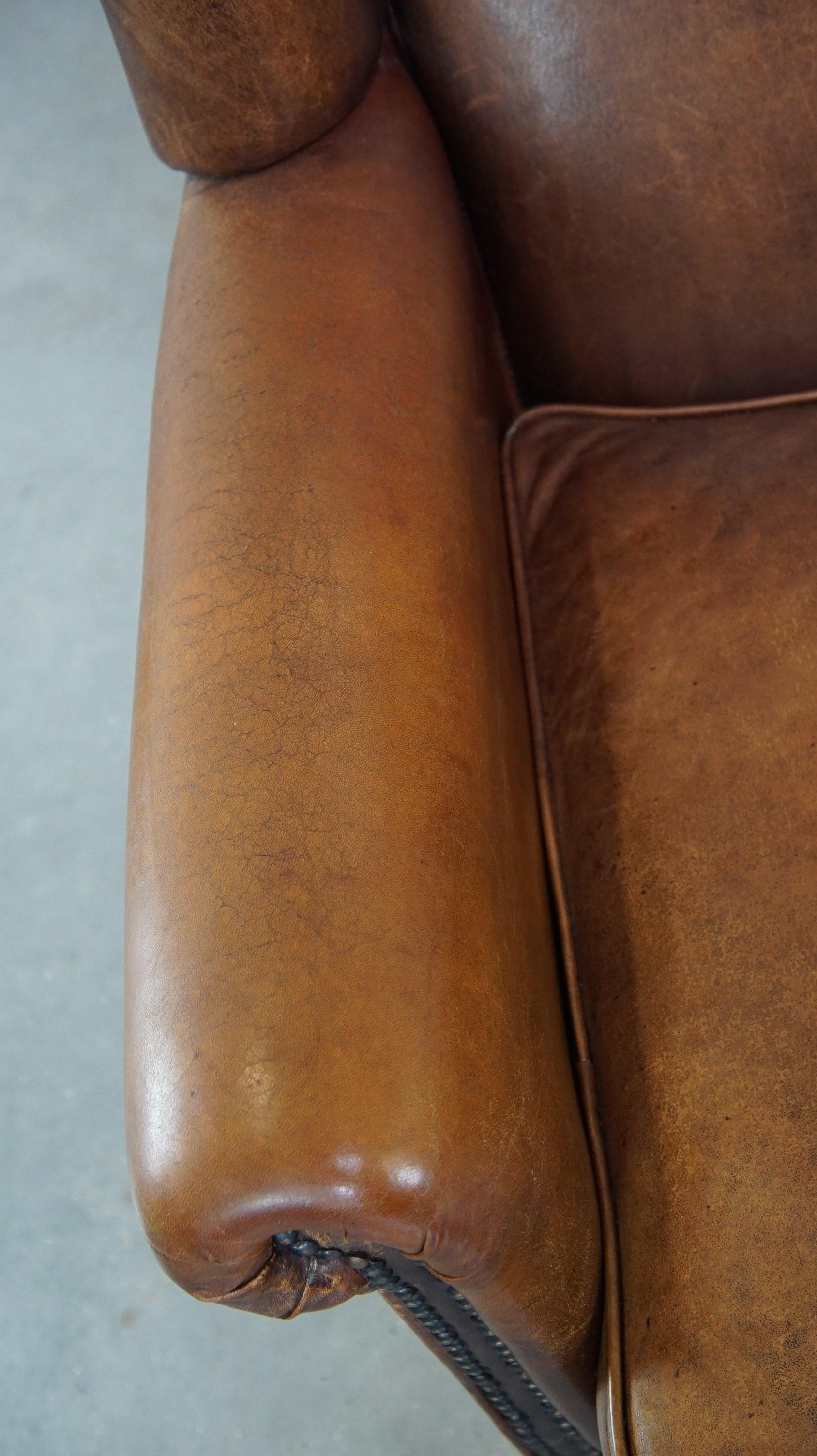 Magnifique et très confortable chaise à oreilles en peau de mouton de couleur cognac en vente 1