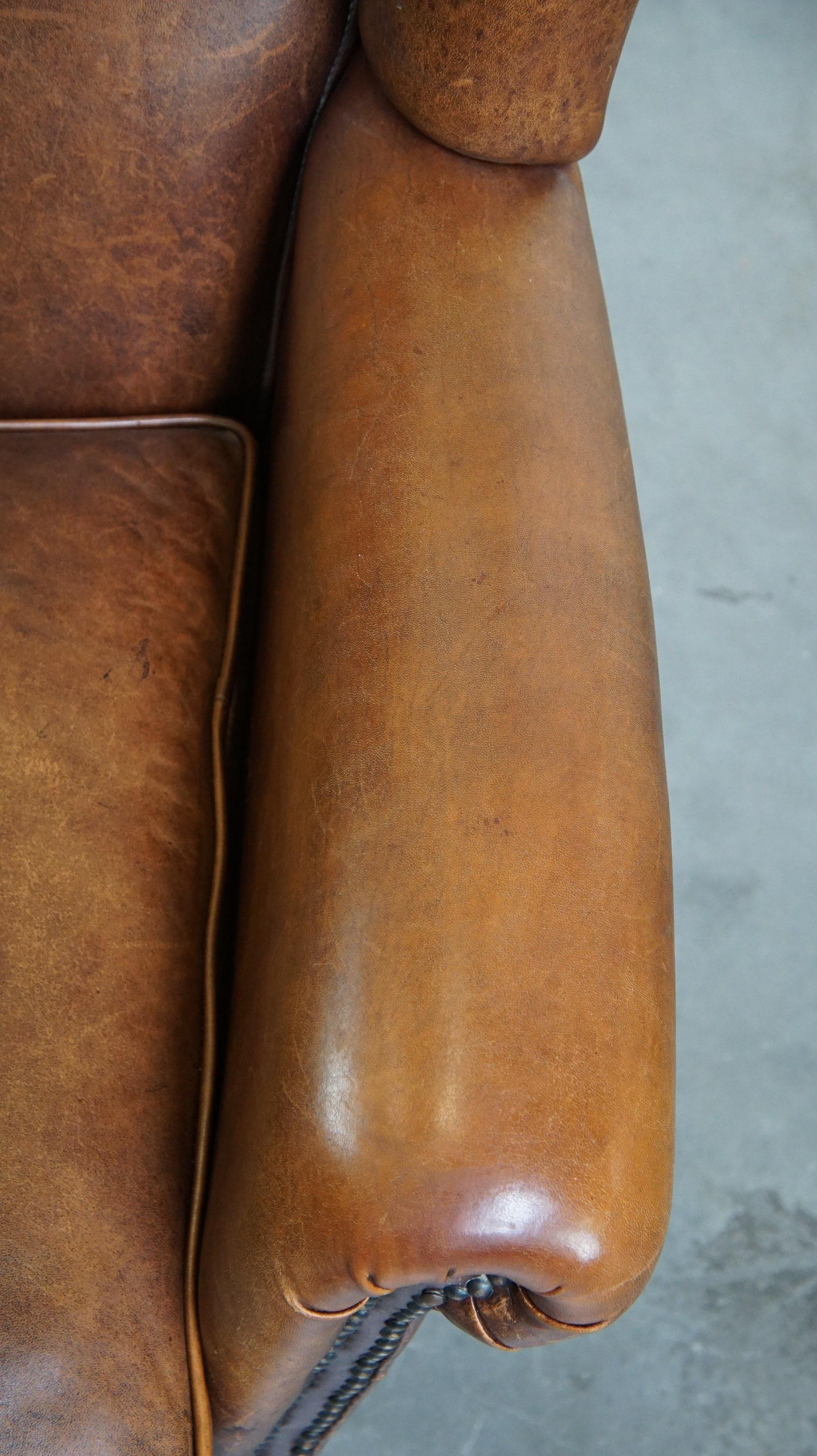 Magnifique et très confortable chaise à oreilles en peau de mouton de couleur cognac en vente 2