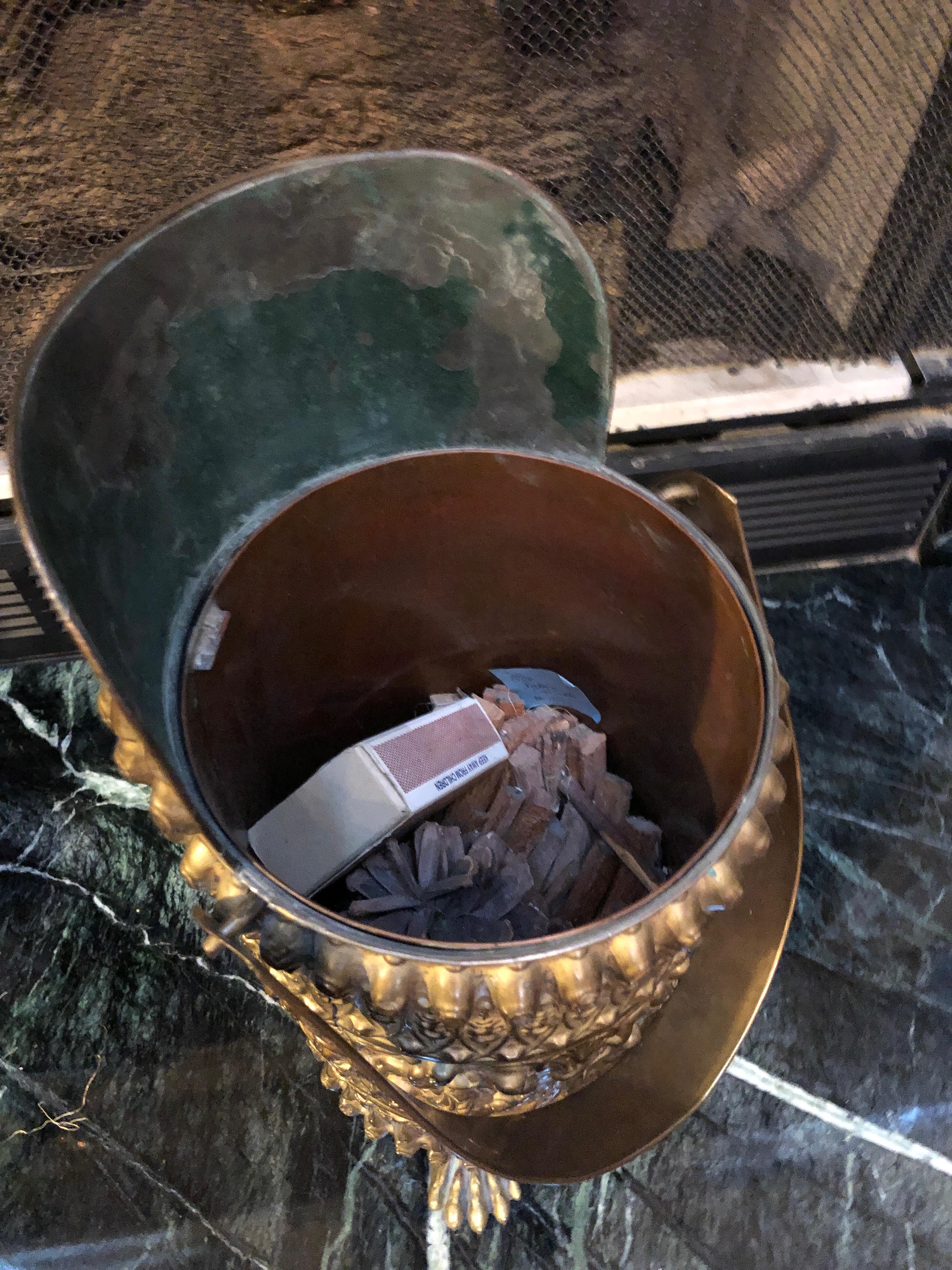 Hermoso escusón victoriano de latón y cobre muy detallado en venta 3