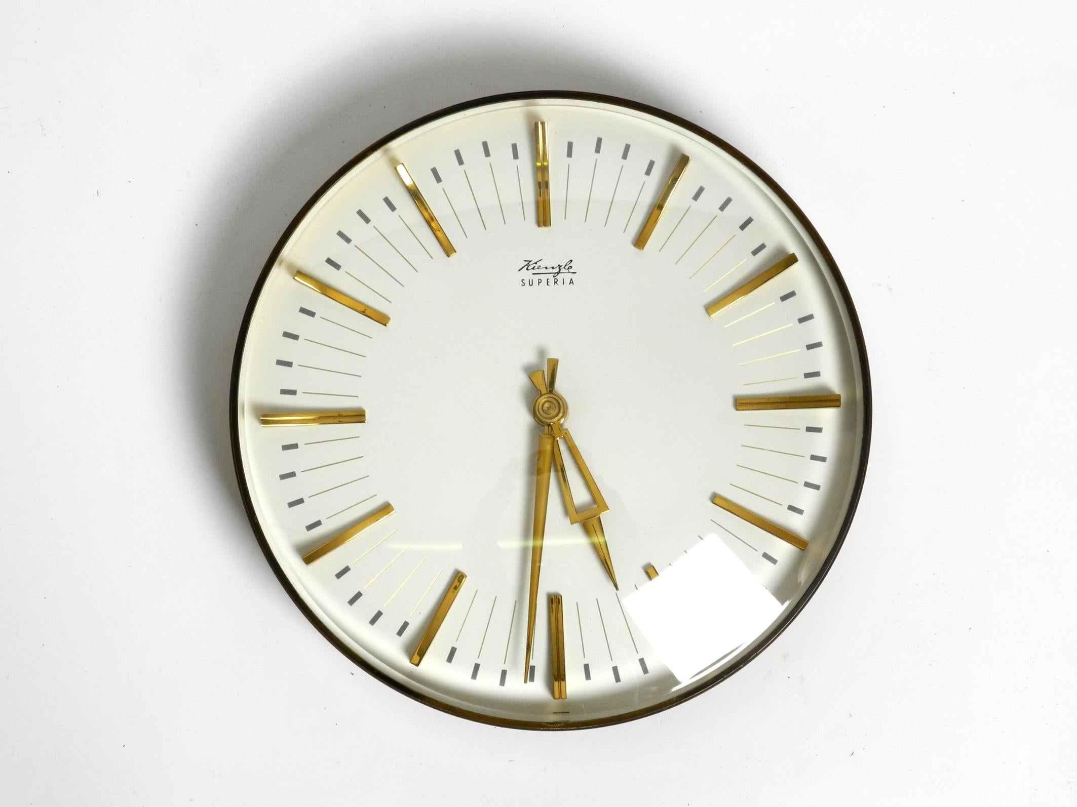 Beautiful, very elegant, heavy midcentury Kienzle Superia brass wall clock.
Made in Germany. Very nice typical Minimalist midcentury Kienzle design.
Battery operated with original electromechanical drive.
The electric motor winds a spring that