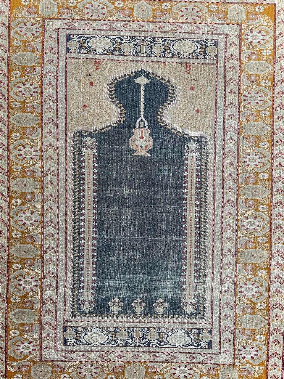 Hübscher türkischer Yordes-Teppich aus dem späten 19. Jahrhundert mit schönem Mihrab-Muster alter türkischer Teppiche und schönen natürlichen Farben in Blau, Gelb, Grün und Rosa, vollständig und äußerst fein handgeknüpft mit Wolle auf