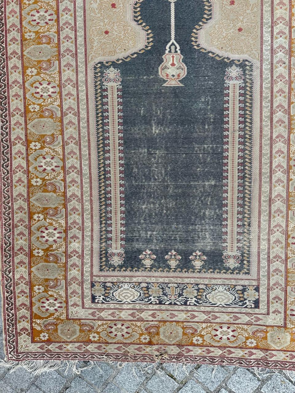 Schöner sehr feiner antiker türkischer Yordes-Teppich in Notlage (Türkisch) im Angebot