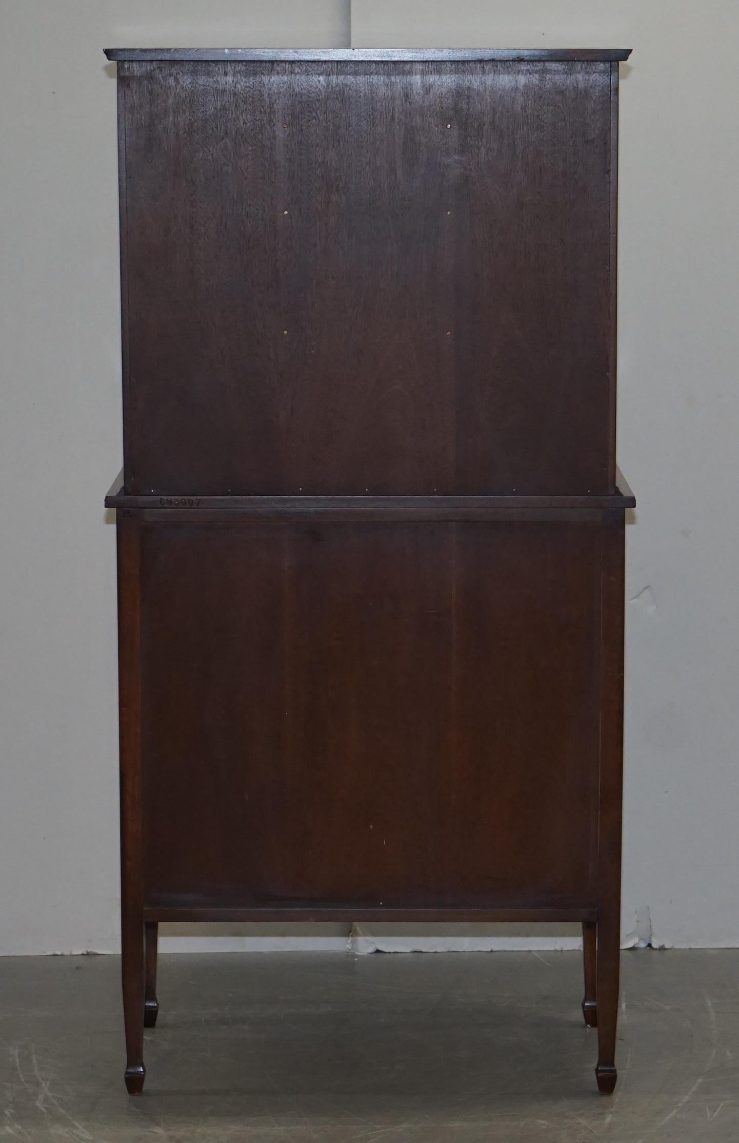 Bellissimo legno duro fiammato Sheratin Revival molto fine  & Armadietto portabibite in legno di raso in vendita 2