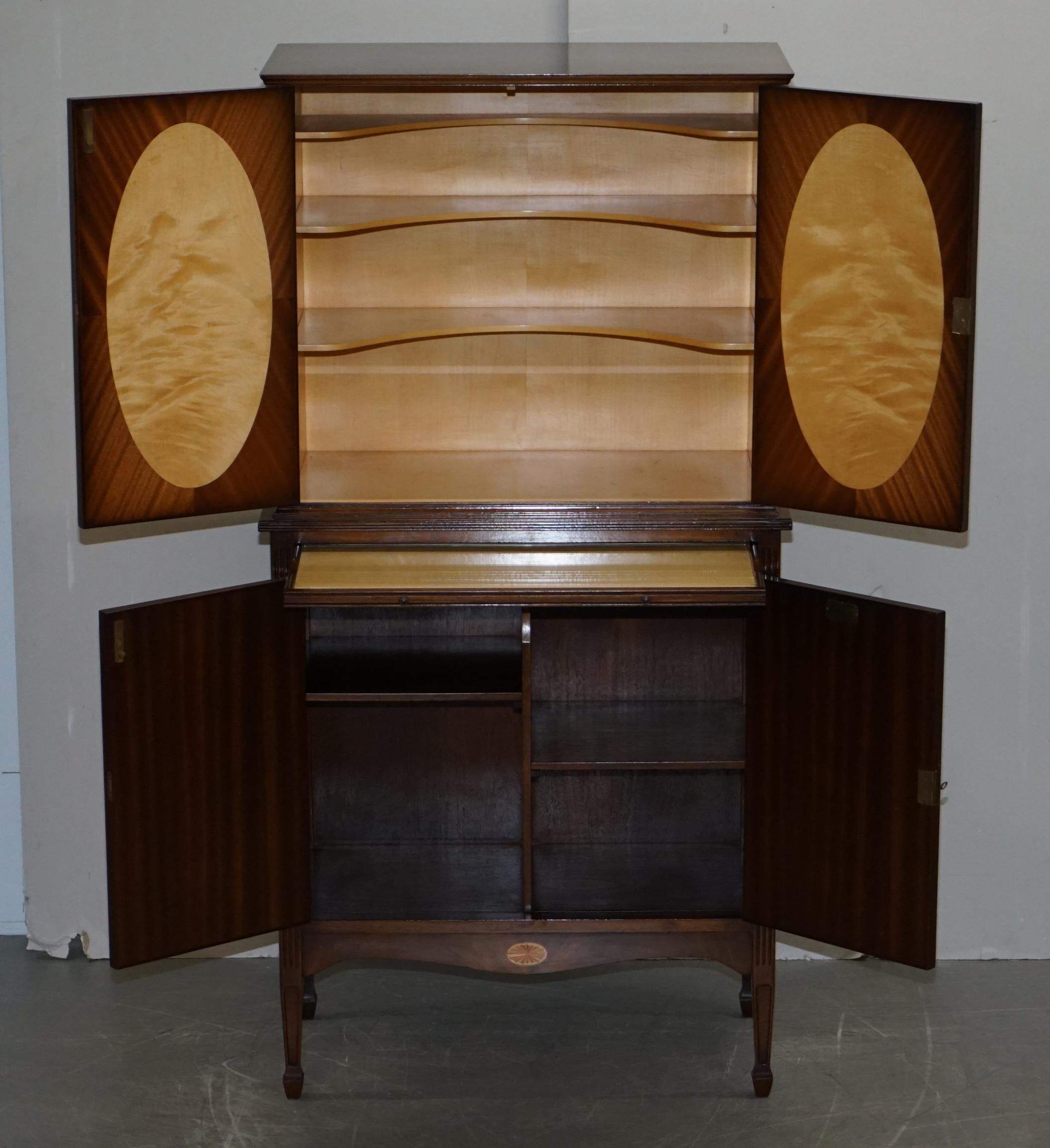 Bellissimo legno duro fiammato Sheratin Revival molto fine  & Armadietto portabibite in legno di raso in vendita 5