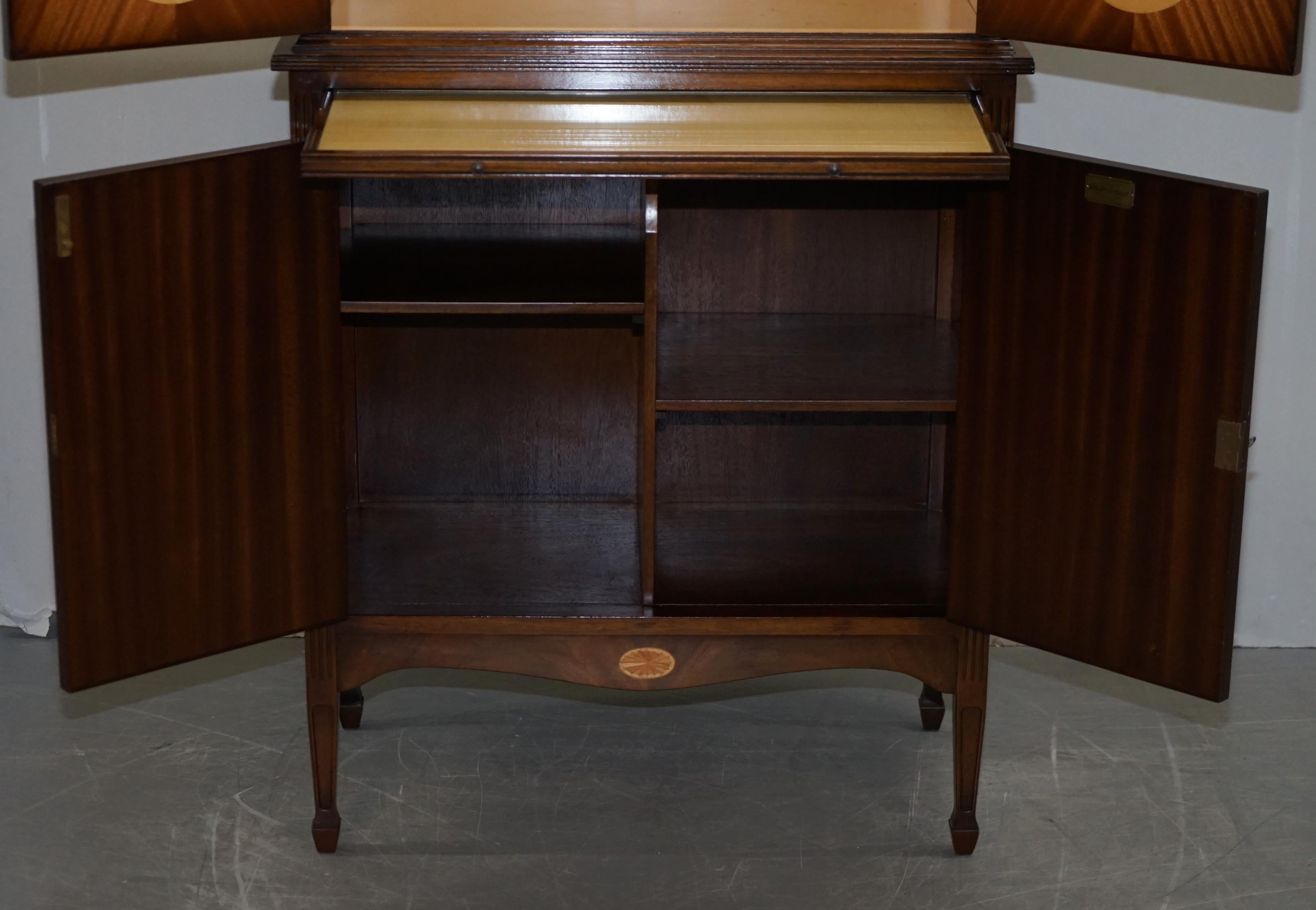 Beautiful Very Fine Sheratin Revival Flamed Hardwood  & Satinwood Drinks Cabinet For Sale 7