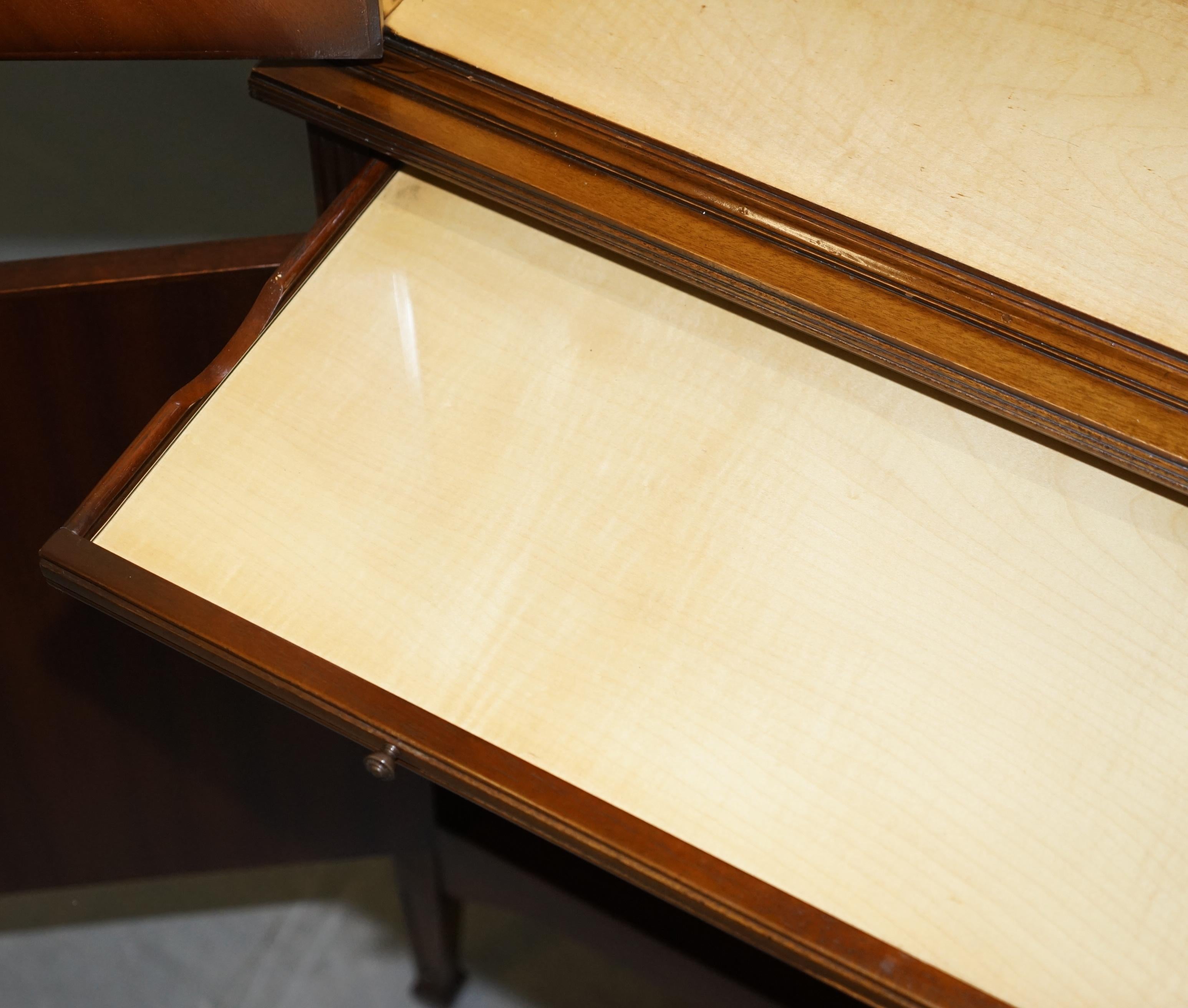 Bellissimo legno duro fiammato Sheratin Revival molto fine  & Armadietto portabibite in legno di raso in vendita 12