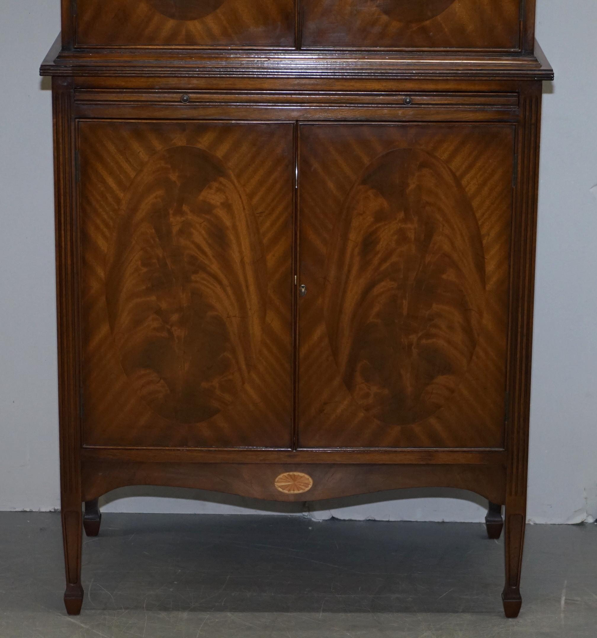 Sheraton Bellissimo legno duro fiammato Sheratin Revival molto fine  & Armadietto portabibite in legno di raso in vendita