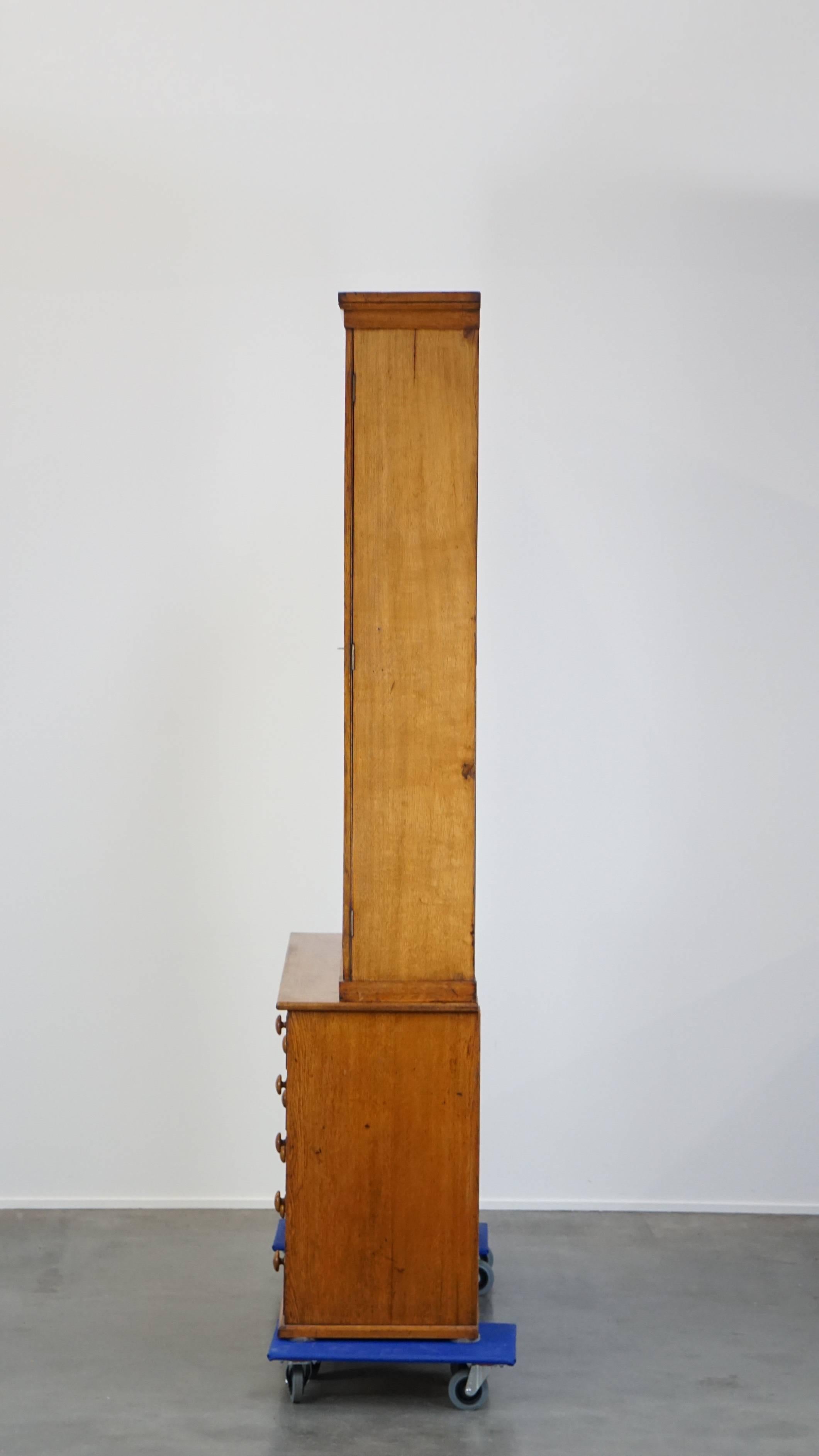Precioso aparador/armario victoriano inglés muy grande siglo XX en venta