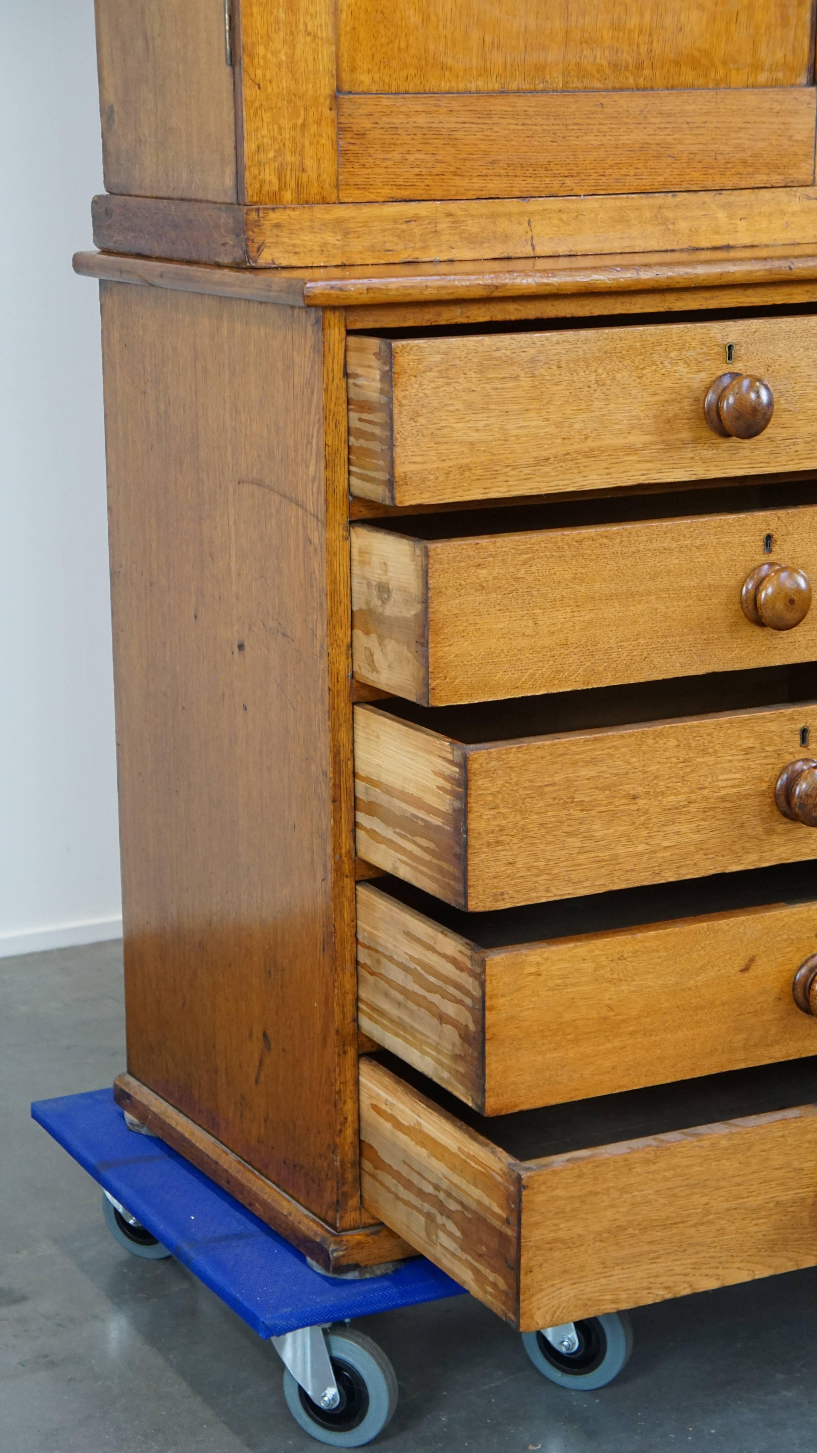 Precioso aparador/armario victoriano inglés muy grande Madera en venta