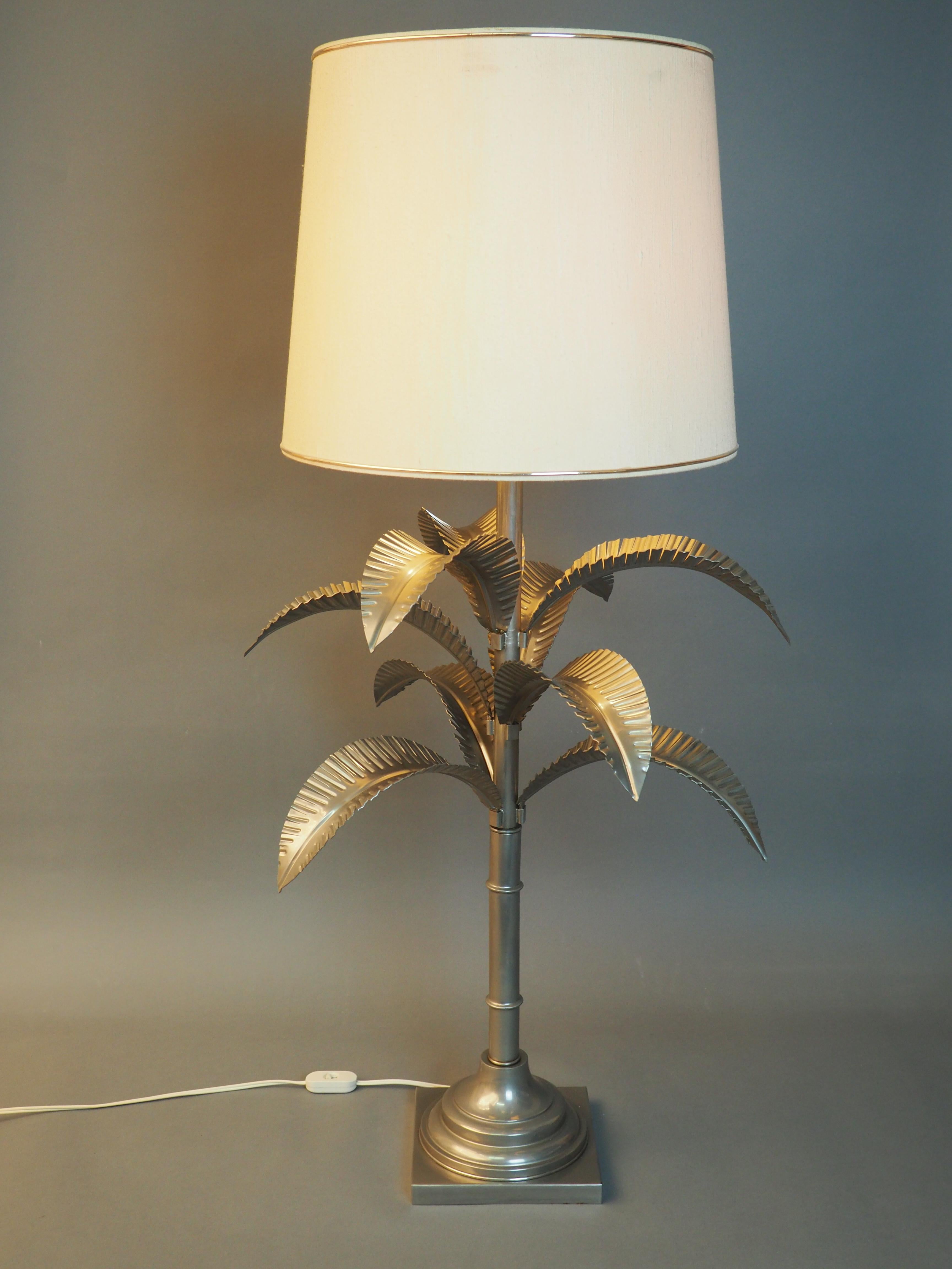 Beautiful and very large midcentury patinated metal palm tree table lamp, Italy, circa 1970s.

Dimensions of the fixture without shade: 30.31 inch in the height / 40.9 inch with shade and 20.00 inch in the width.

Socket: 1 x e27 for standard
