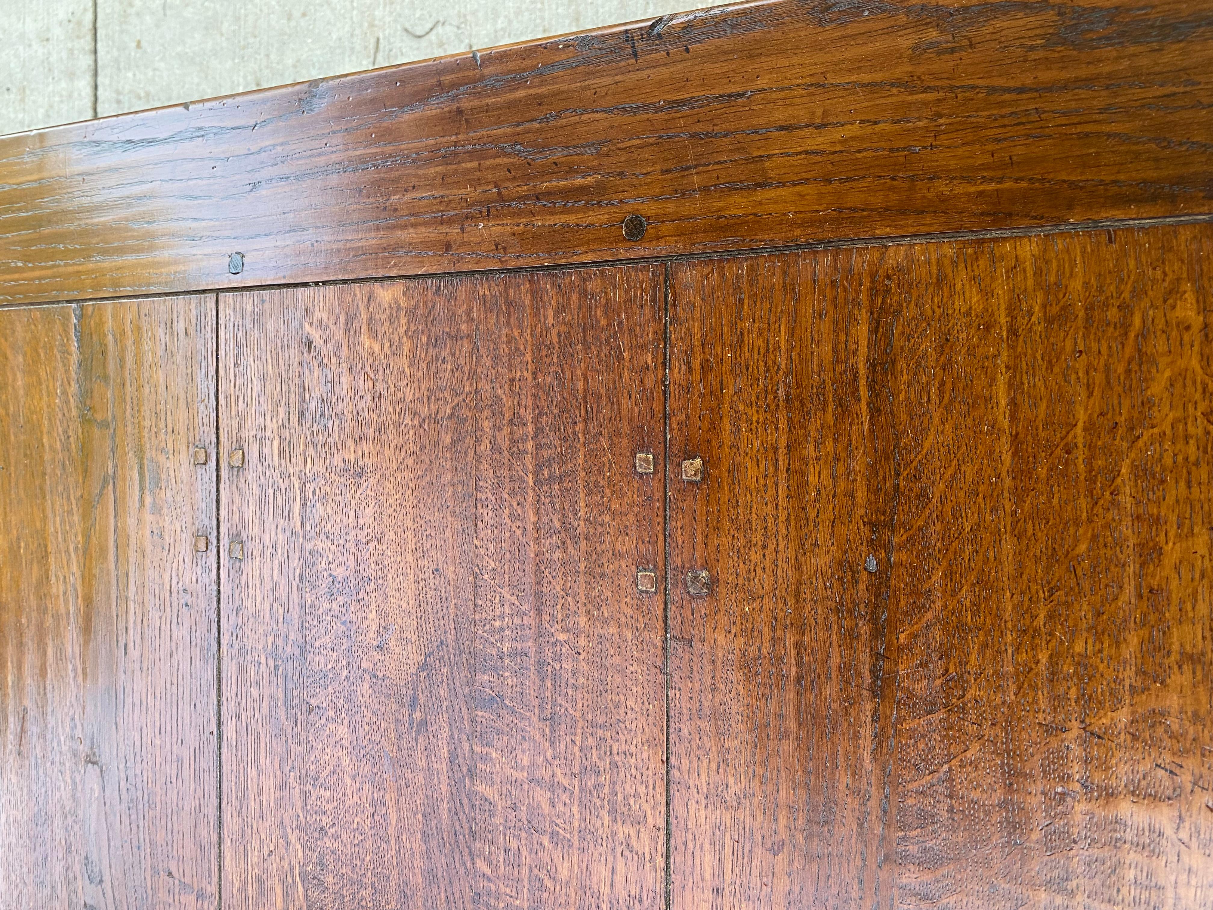 Grande table de ferme française fabriquée en chêne scié sur quartier avec une riche patine chaude.  détails en forme de chevilles carrées, pieds fuselés et extrémités en planche à pain.  Construction robuste en bois massif. Hauteur du tablier 25,25