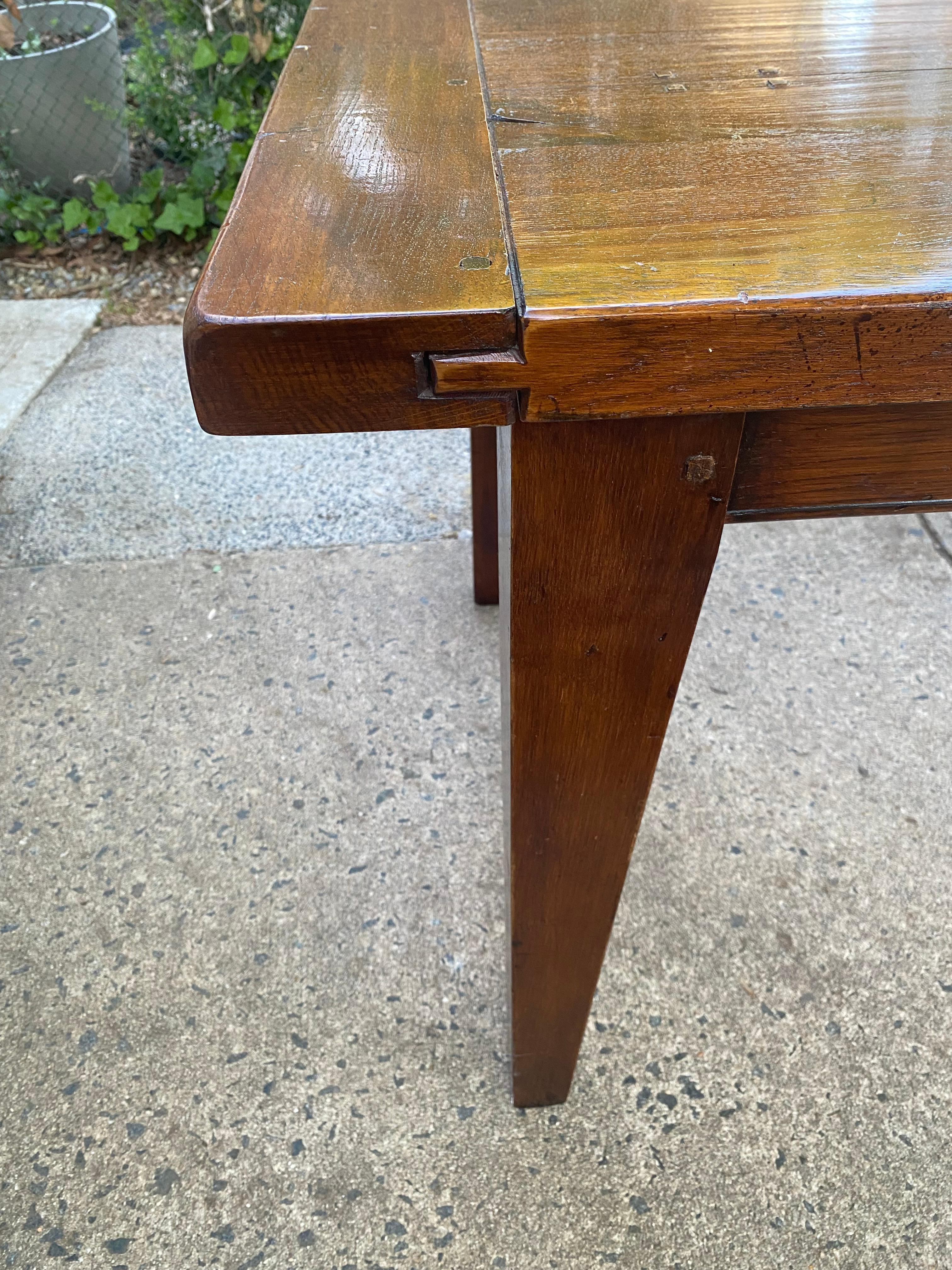 Magnifique très longue table de salle à manger de ferme en chêne français d'époque 1
