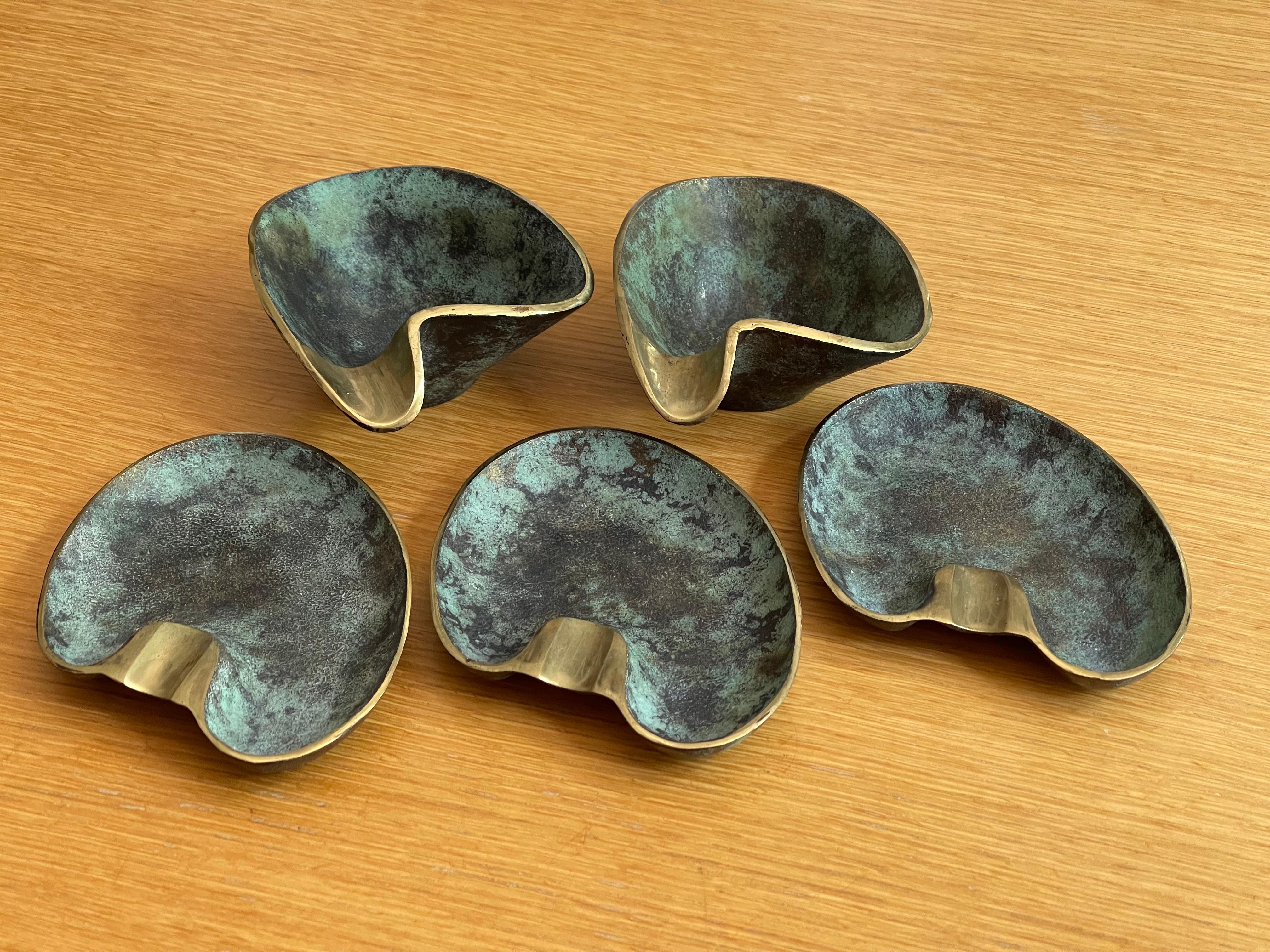 Beautiful very rare five midcentury heavy brass table ashtrays.
Designed by the world famous Austrian designer Carl Auböck.
All solid brass ashtrays are bronzed inside and outside. Great timeless midcentury design.
Very good condition with few