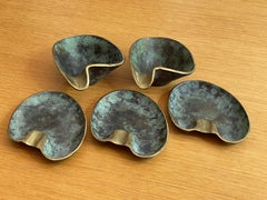 Schöne, sehr seltene, fünf schwere Messing-Tischaschenbecher von Carl Auböck aus der Mitte des Jahrhunderts