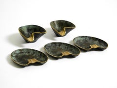 Schöne, sehr seltene, fünf schwere Messing-Tischaschenbecher von Carl Auböck aus der Mitte des Jahrhunderts