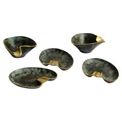 Schöne, sehr seltene, fünf schwere Messing-Tischaschenbecher von Carl Auböck aus der Mitte des Jahrhunderts