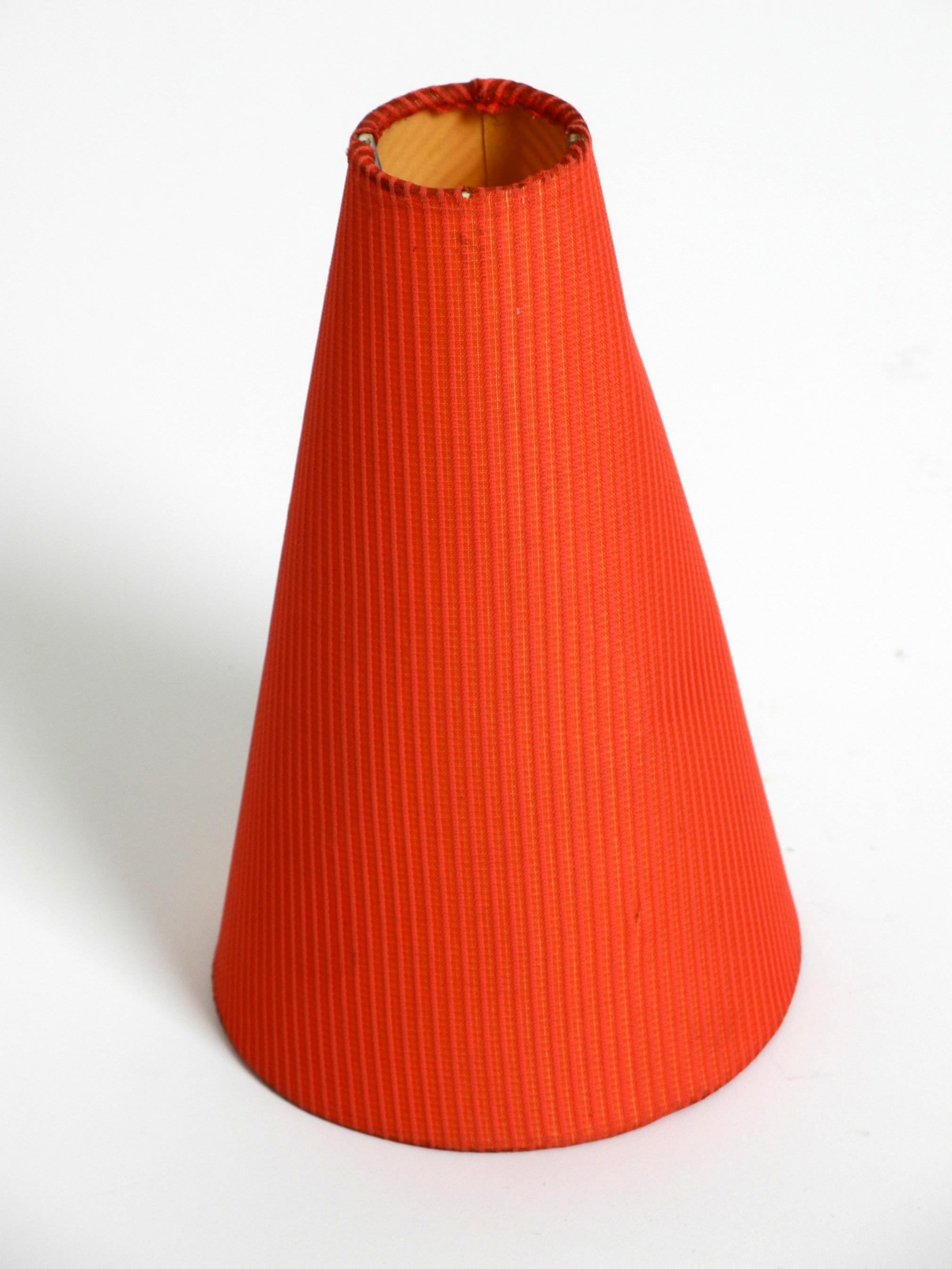 Magnifique lampe de table tripode en laiton d'origine, très rare, datant du milieu du siècle dernier. en vente 3