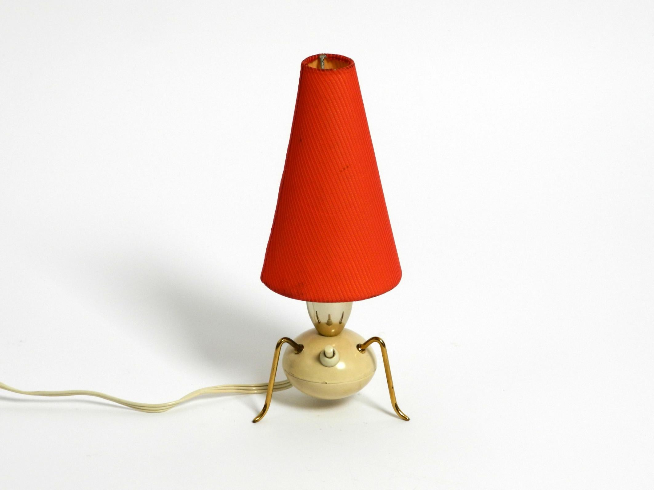 Magnifique lampe de table tripode en laiton d'origine, très rare, datant du milieu du siècle dernier. en vente 6