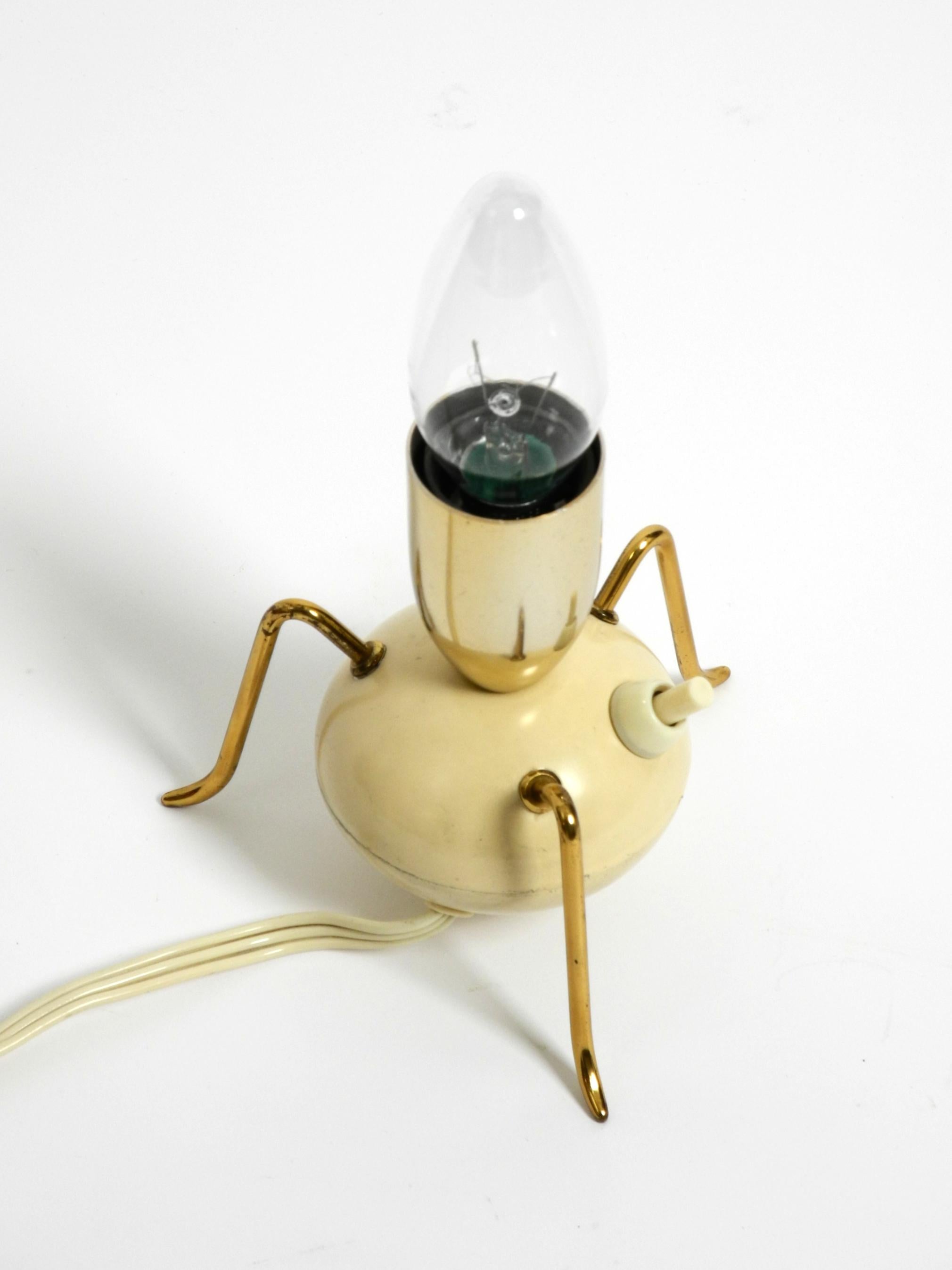 Magnifique lampe de table tripode en laiton d'origine, très rare, datant du milieu du siècle dernier. en vente 7