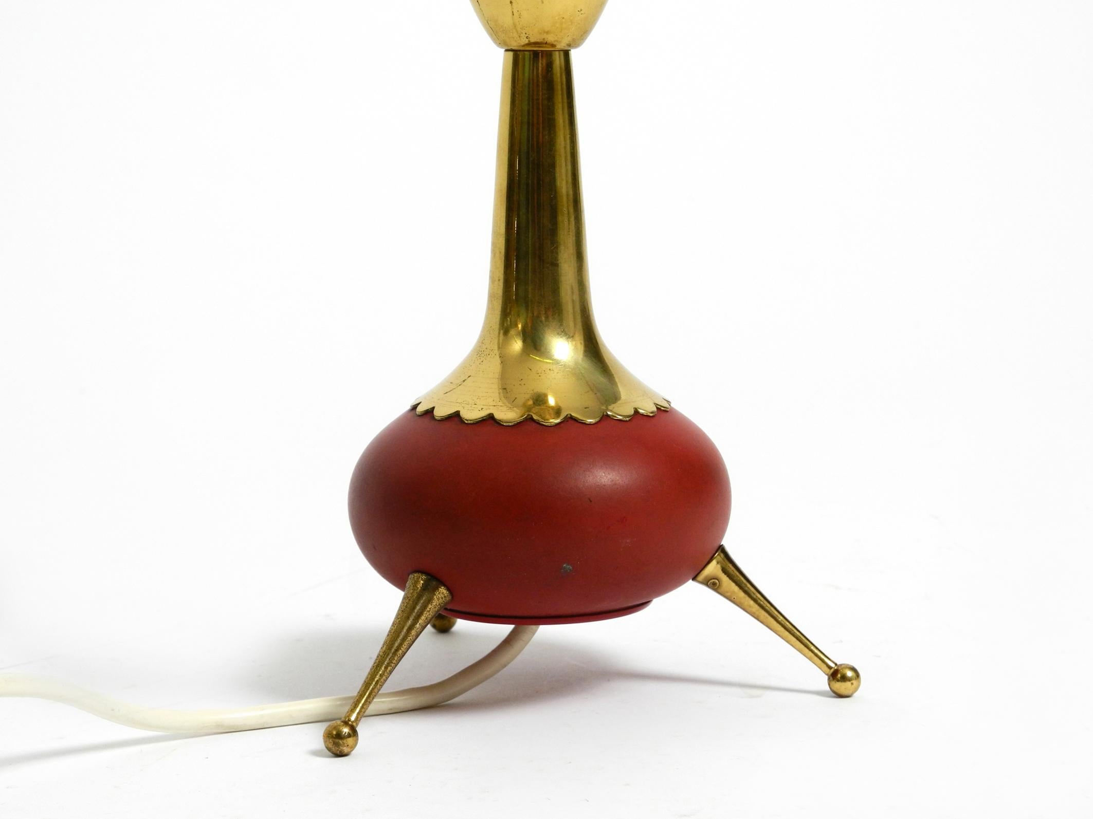 Schöne, sehr seltene, originale Mid-Century-Modern-Dreibein-Tischlampe aus Messing im Angebot 8