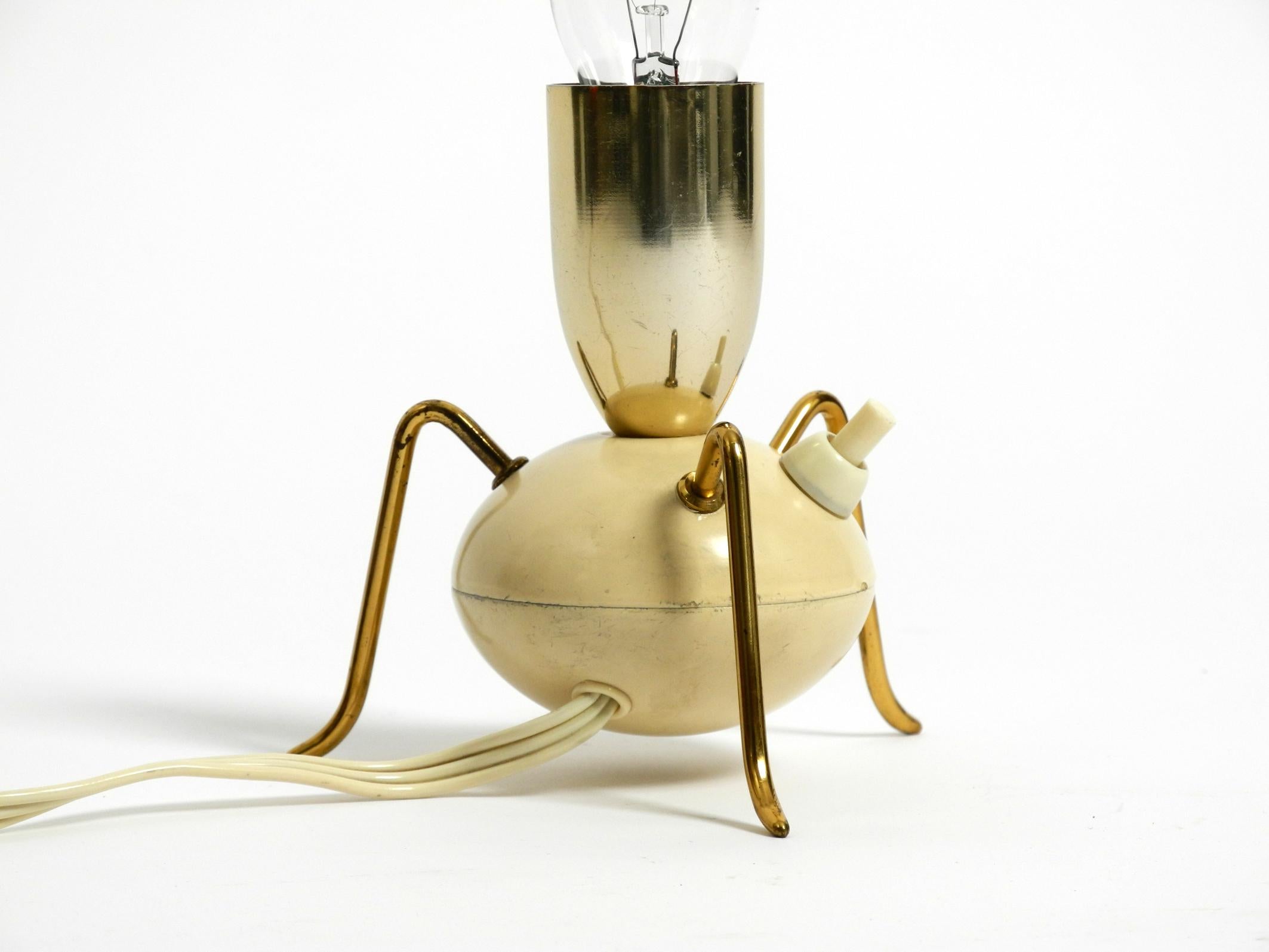 Magnifique lampe de table tripode en laiton d'origine, très rare, datant du milieu du siècle dernier. en vente 8