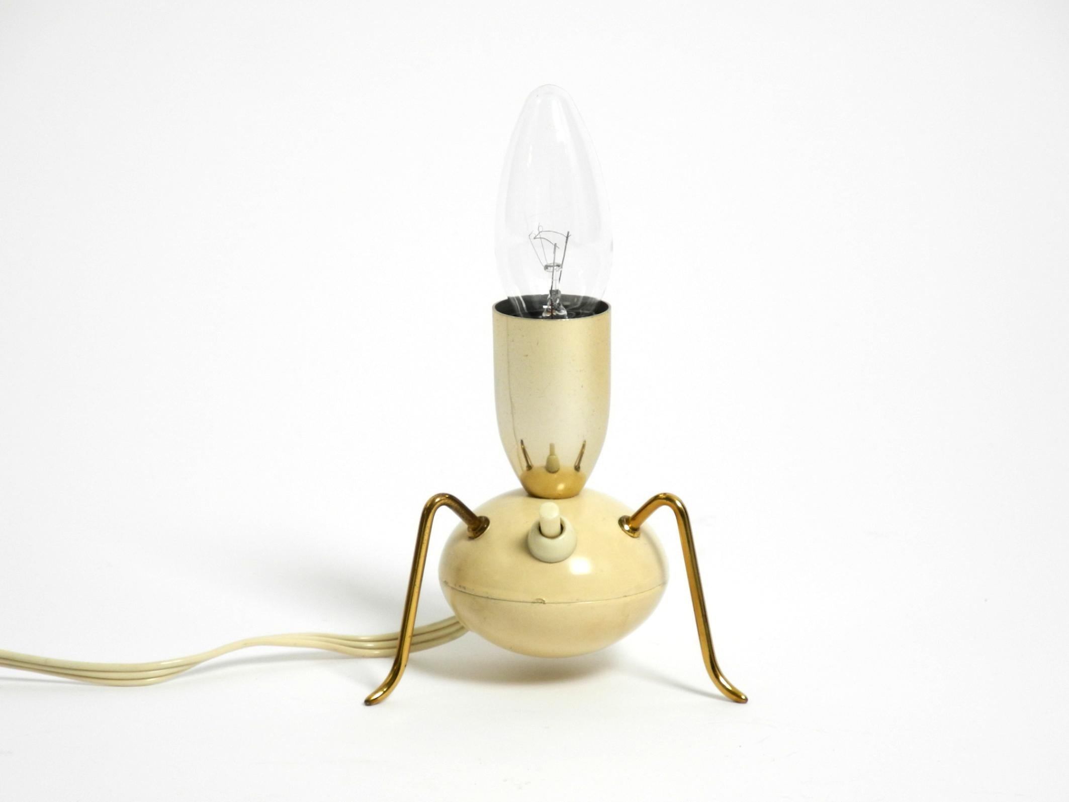 Magnifique lampe de table tripode en laiton d'origine, très rare, datant du milieu du siècle dernier. en vente 9