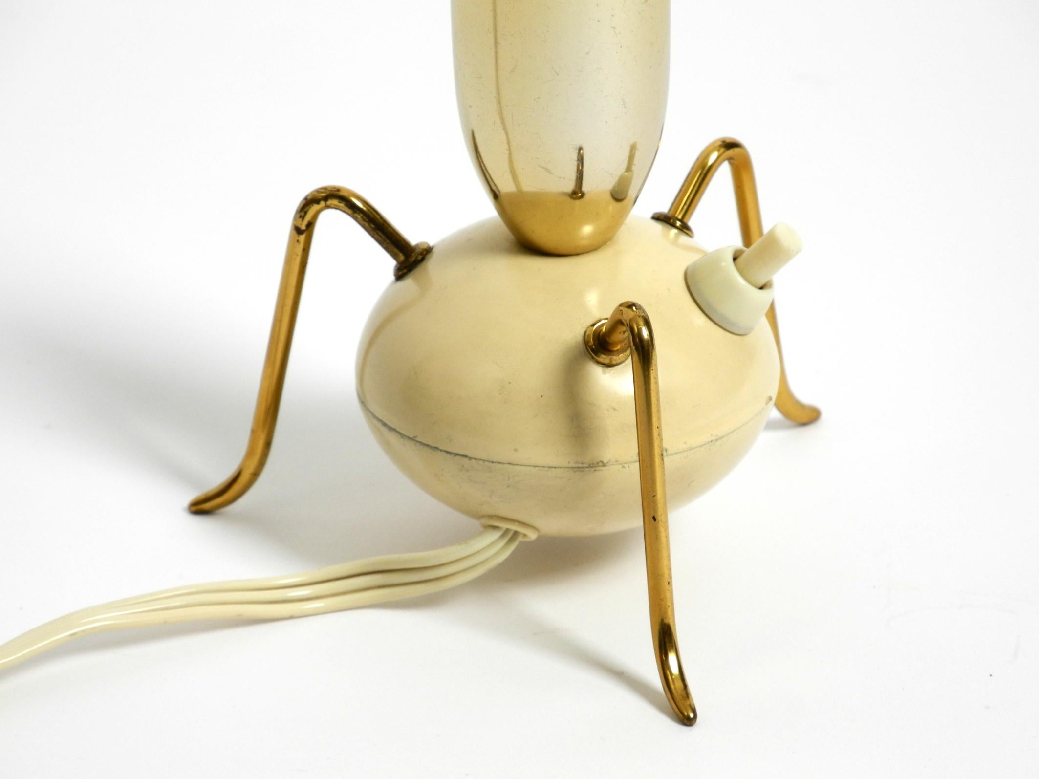 Magnifique lampe de table tripode en laiton d'origine, très rare, datant du milieu du siècle dernier. en vente 10