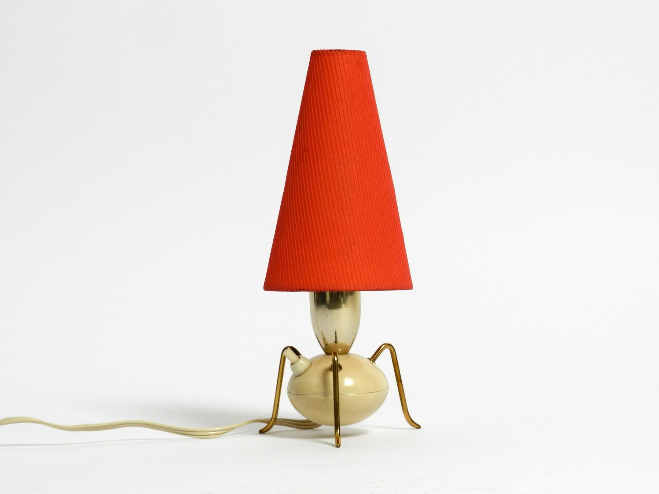 Magnifique lampe de table tripode en laiton d'origine, très rare, datant du milieu du siècle dernier. en vente 11