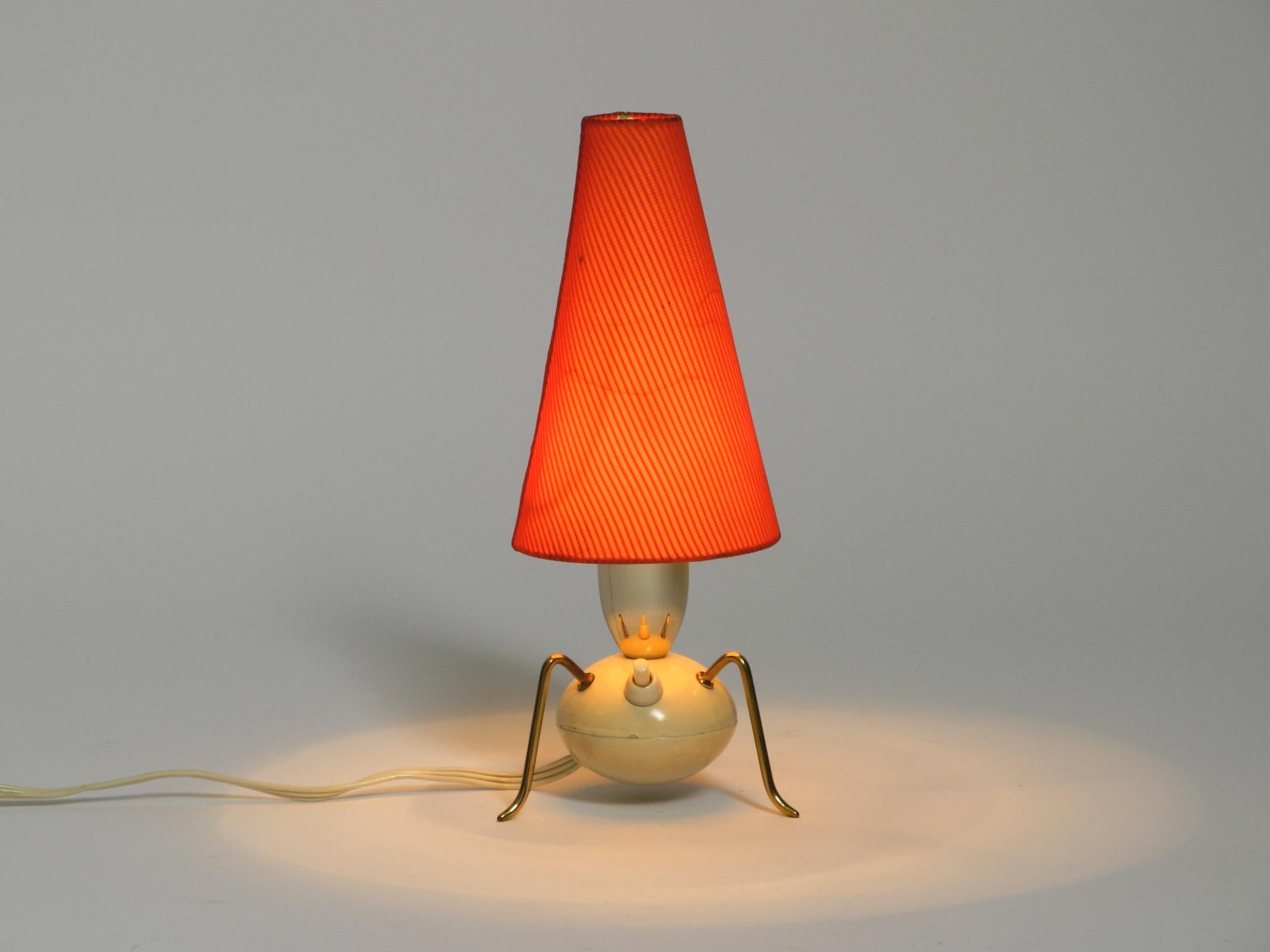 Magnifique lampe de table tripode en laiton d'origine, très rare, datant du milieu du siècle dernier. en vente 12