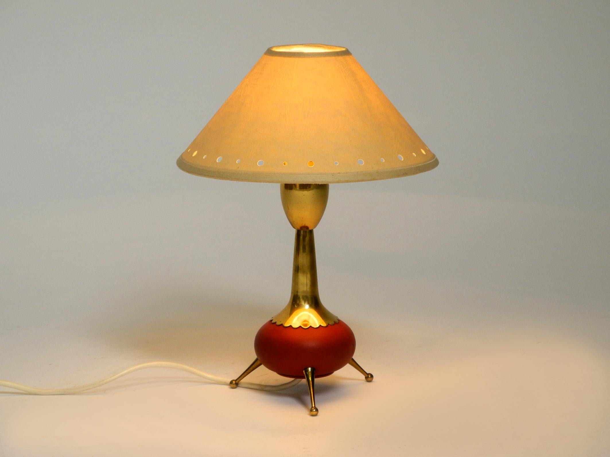 Schöne, sehr seltene, originale Mid-Century-Modern-Dreibein-Tischlampe aus Messing (Moderne der Mitte des Jahrhunderts) im Angebot