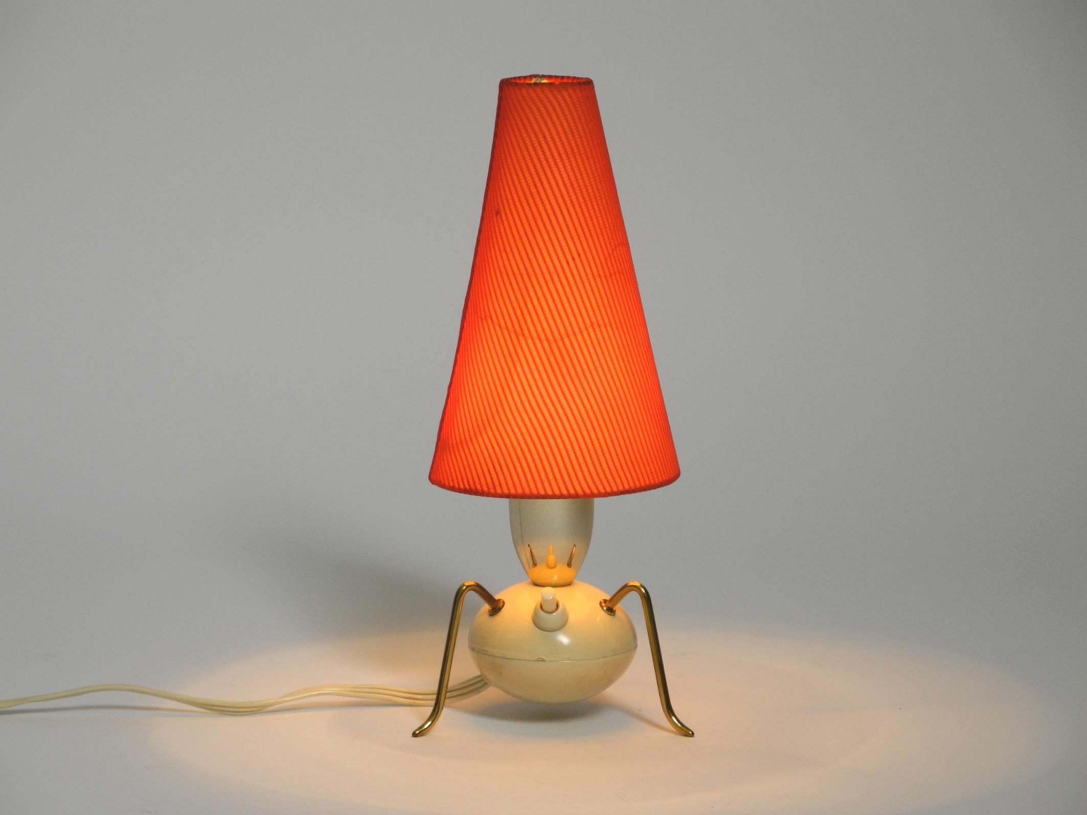Mid-Century Modern Magnifique lampe de table tripode en laiton d'origine, très rare, datant du milieu du siècle dernier. en vente
