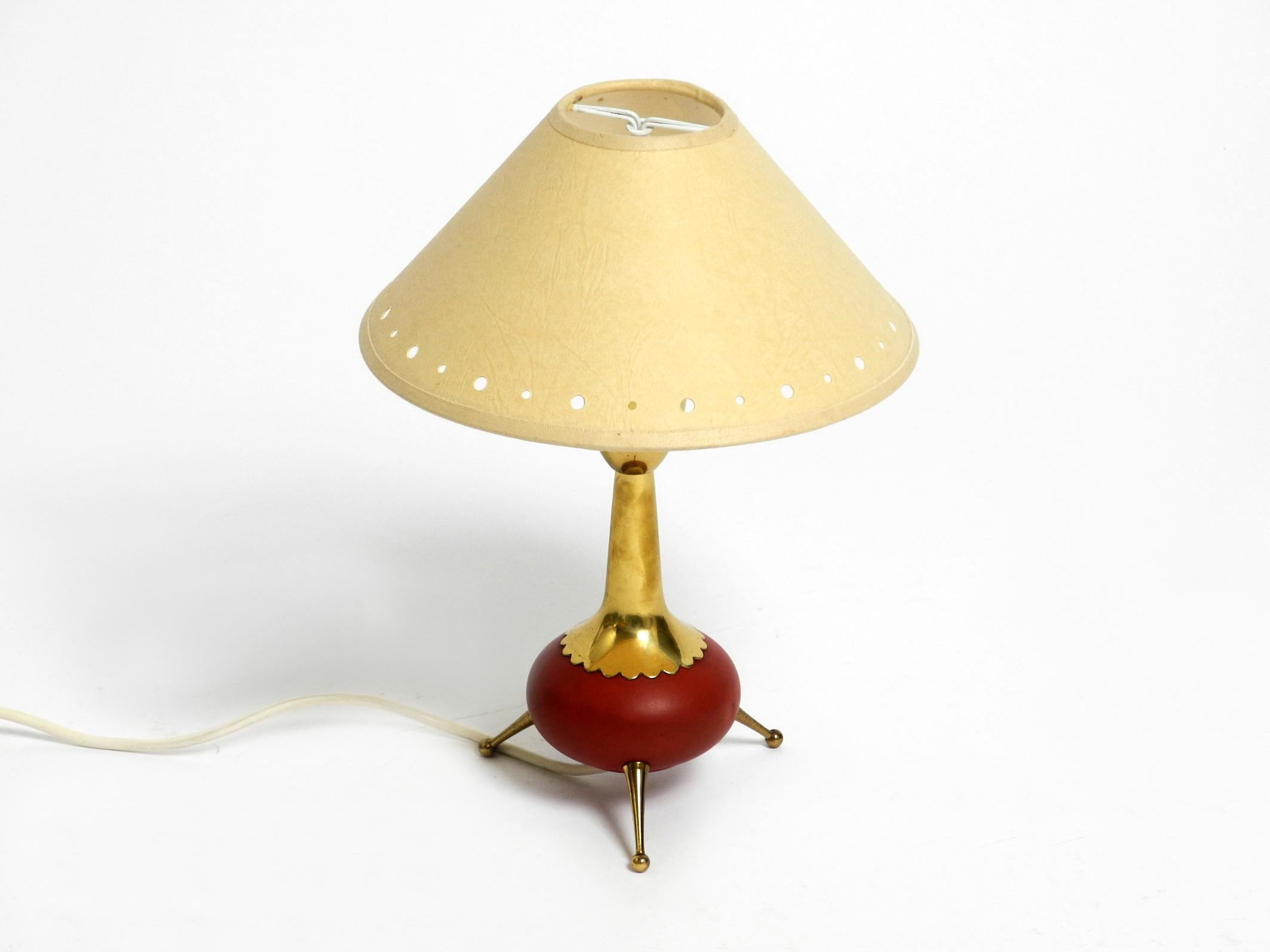 Schöne, sehr seltene, originale Mid-Century-Modern-Dreibein-Tischlampe aus Messing (Deutsch) im Angebot
