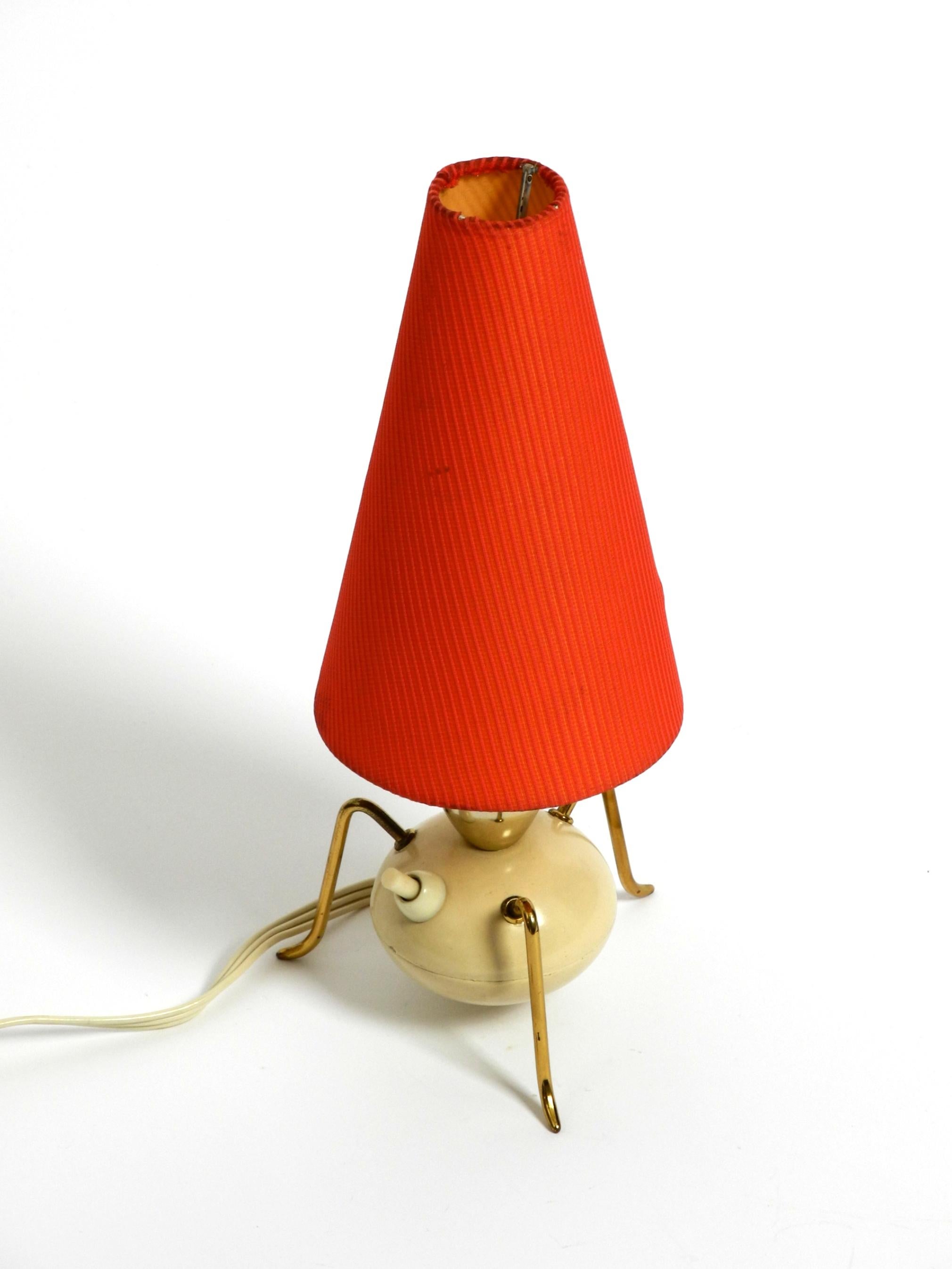 Allemand Magnifique lampe de table tripode en laiton d'origine, très rare, datant du milieu du siècle dernier. en vente