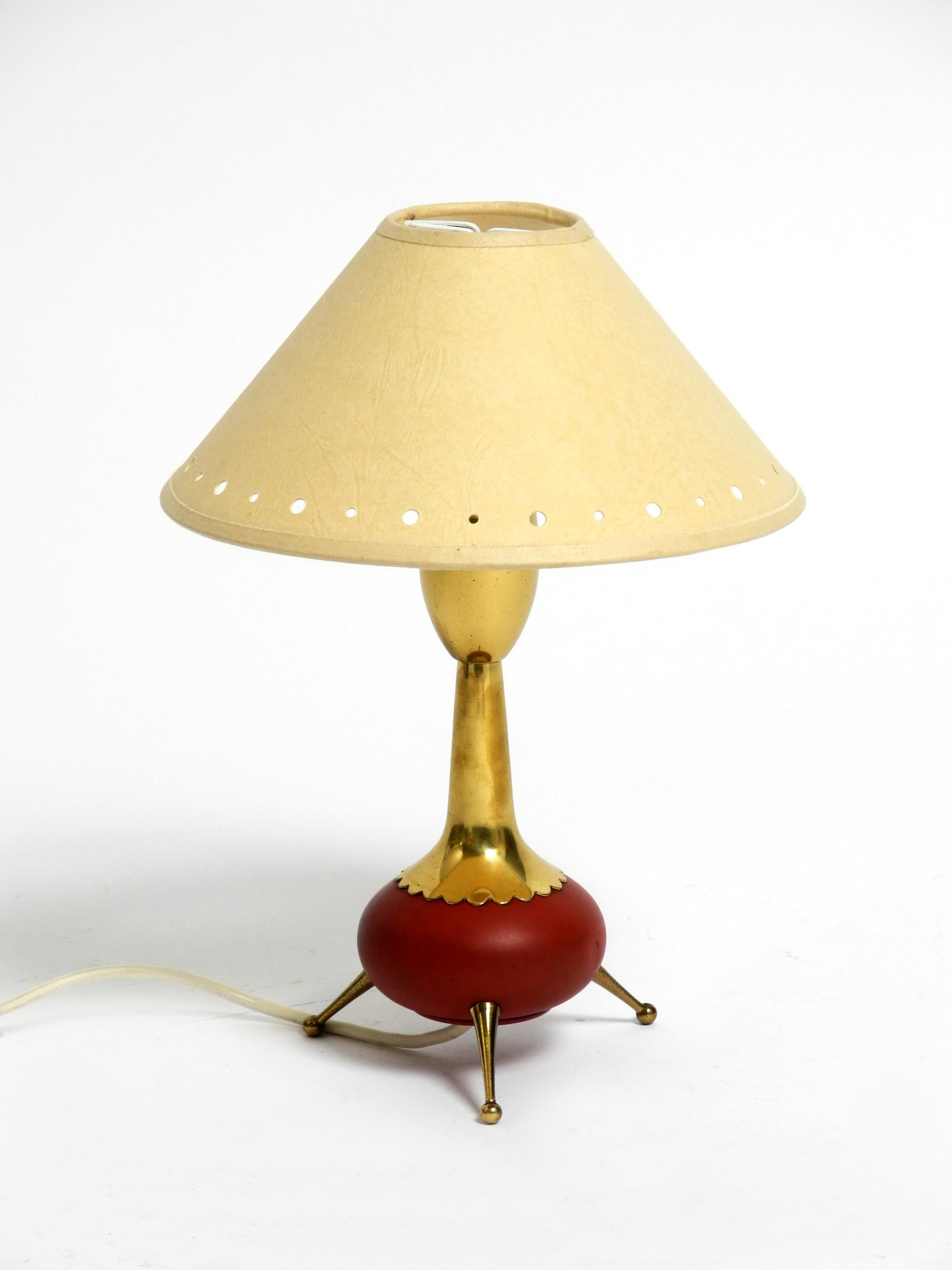 Schöne, sehr seltene, originale Mid-Century-Modern-Dreibein-Tischlampe aus Messing im Zustand „Gut“ im Angebot in München, DE