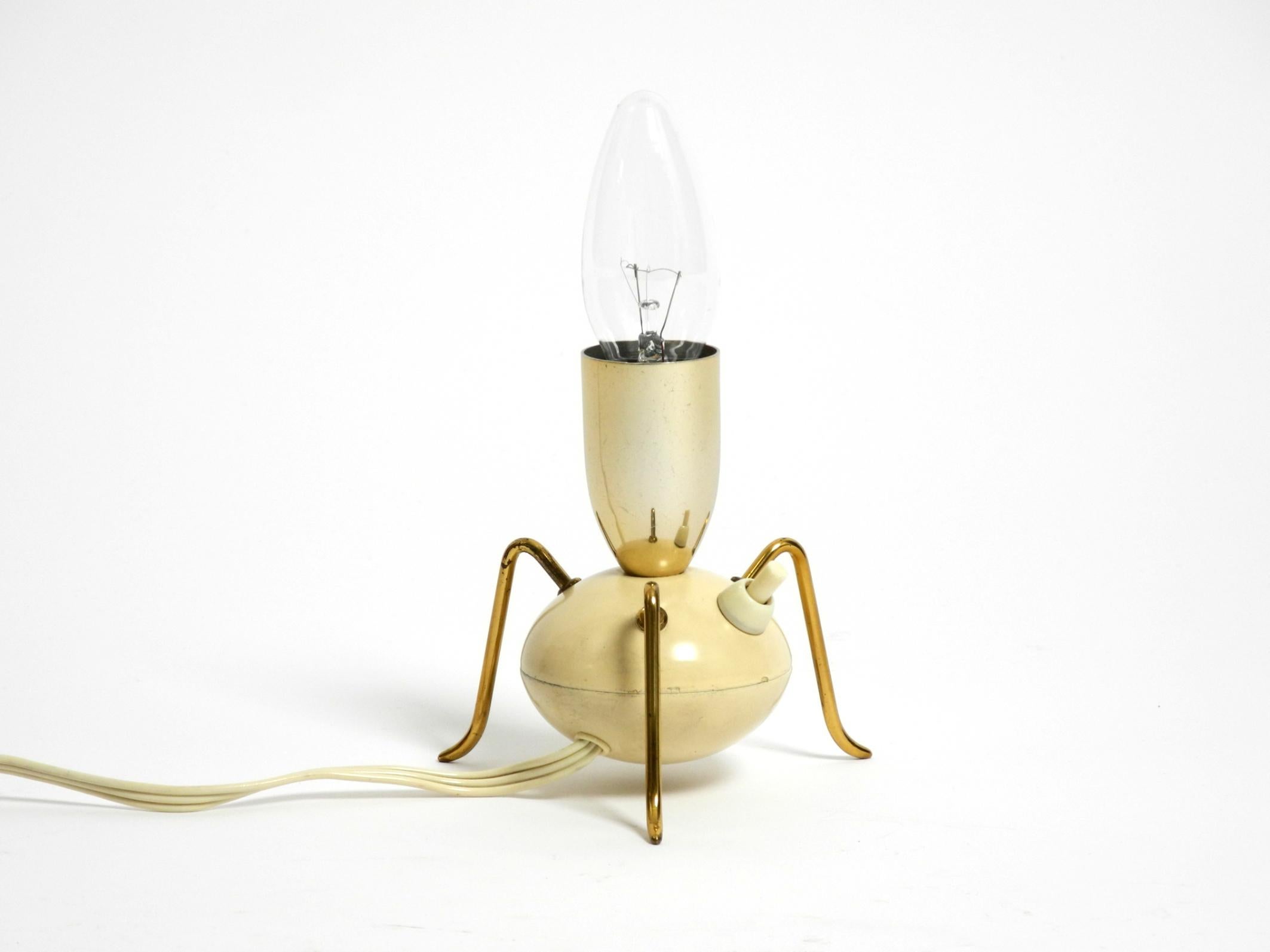 Magnifique lampe de table tripode en laiton d'origine, très rare, datant du milieu du siècle dernier. Bon état - En vente à München, DE