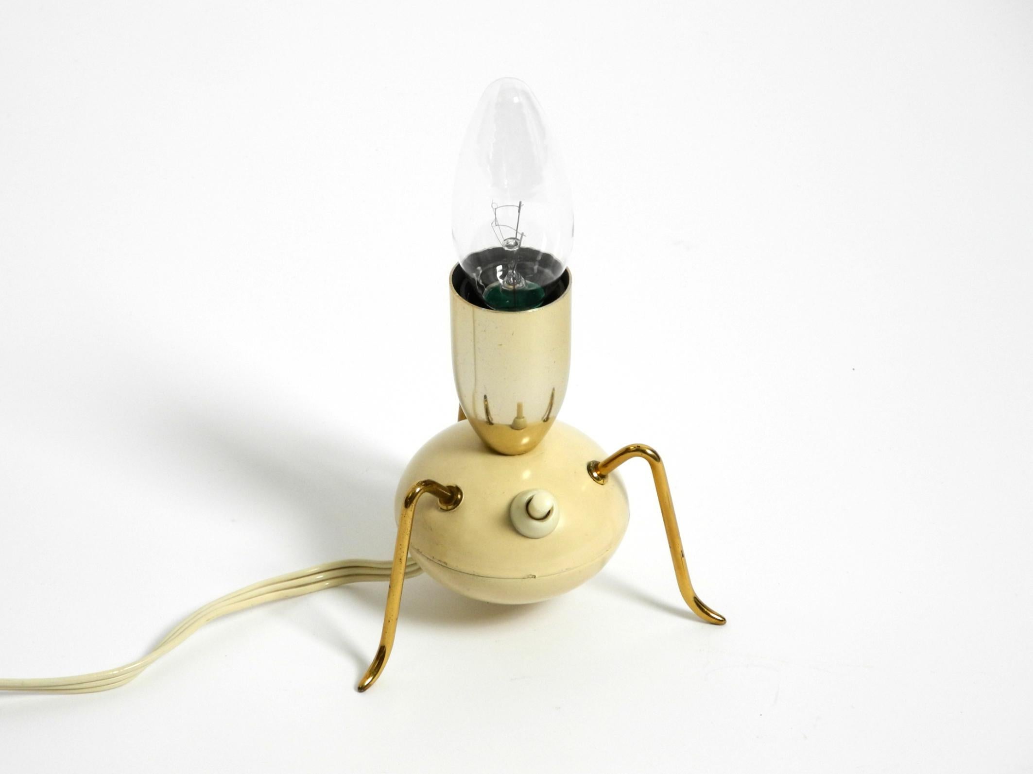 Milieu du XXe siècle Magnifique lampe de table tripode en laiton d'origine, très rare, datant du milieu du siècle dernier. en vente