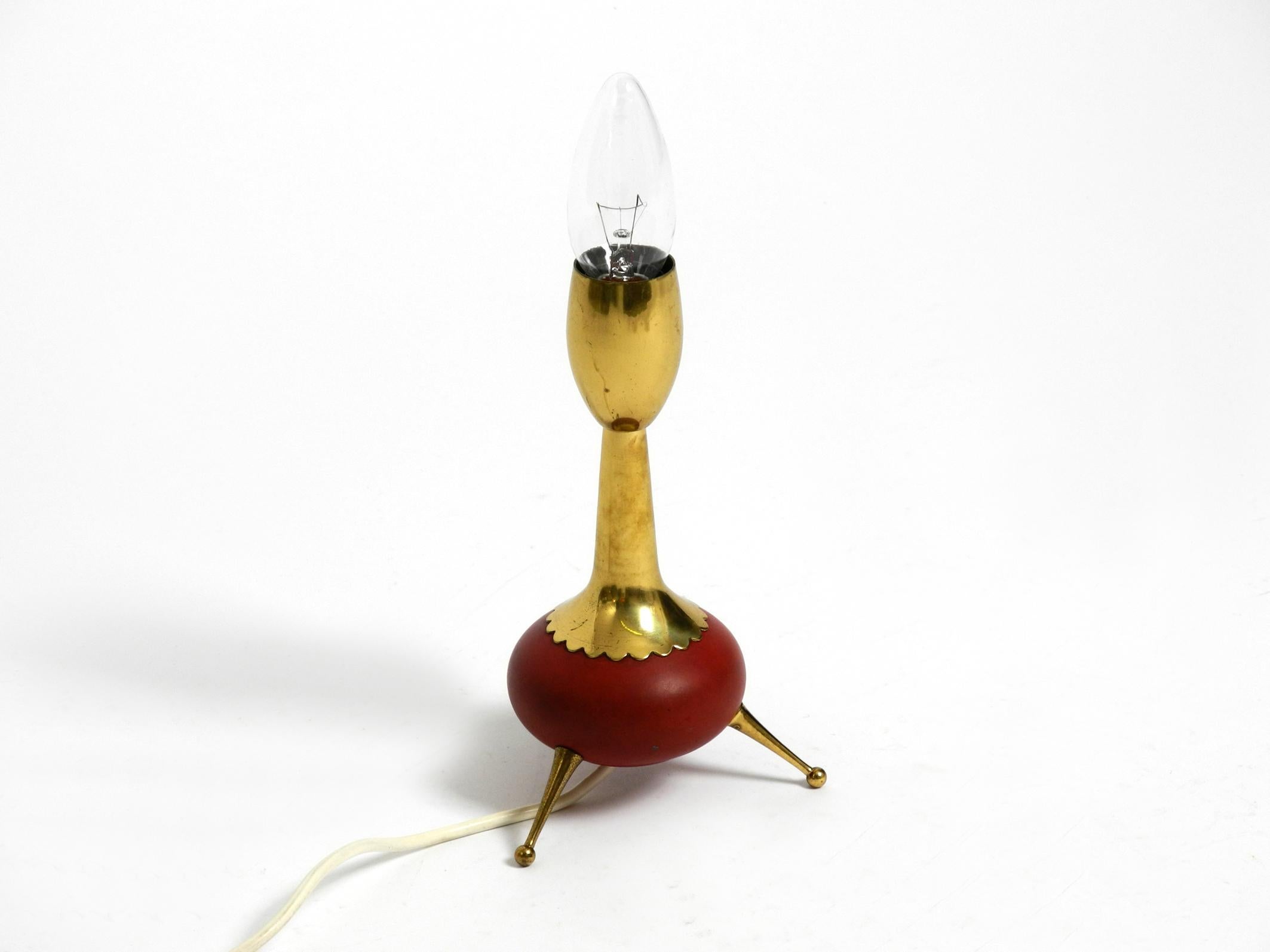 Schöne, sehr seltene, originale Mid-Century-Modern-Dreibein-Tischlampe aus Messing (Metall) im Angebot