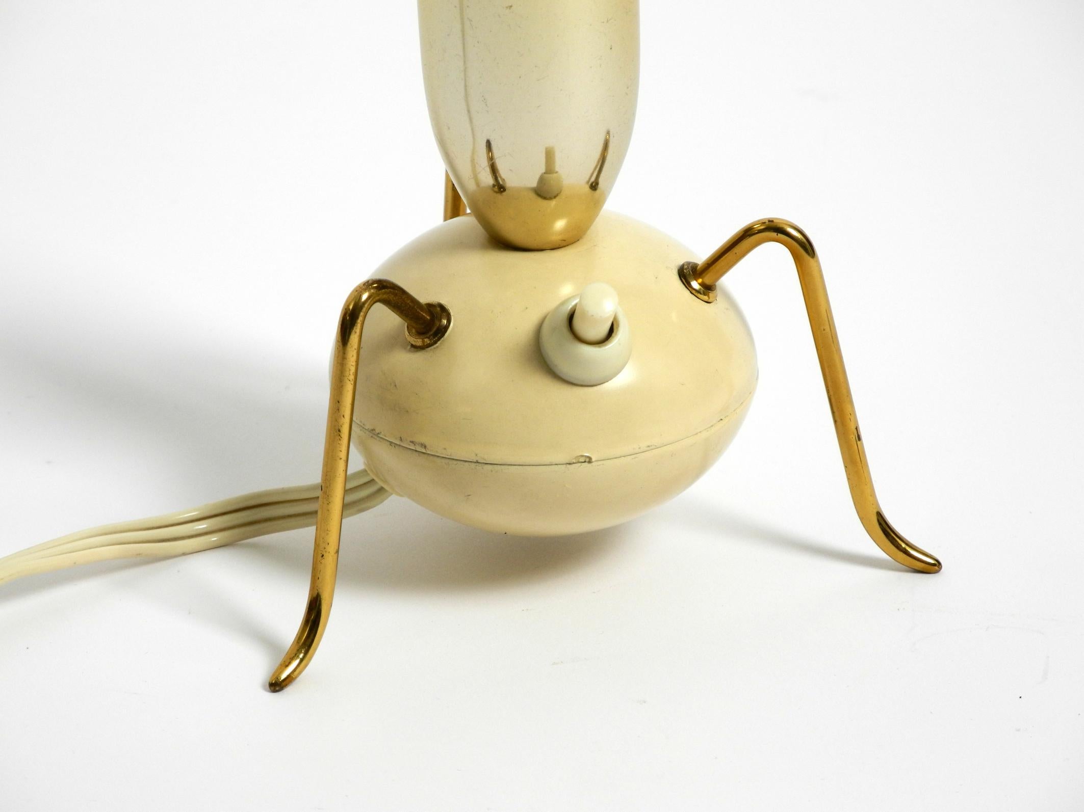 Métal Magnifique lampe de table tripode en laiton d'origine, très rare, datant du milieu du siècle dernier. en vente