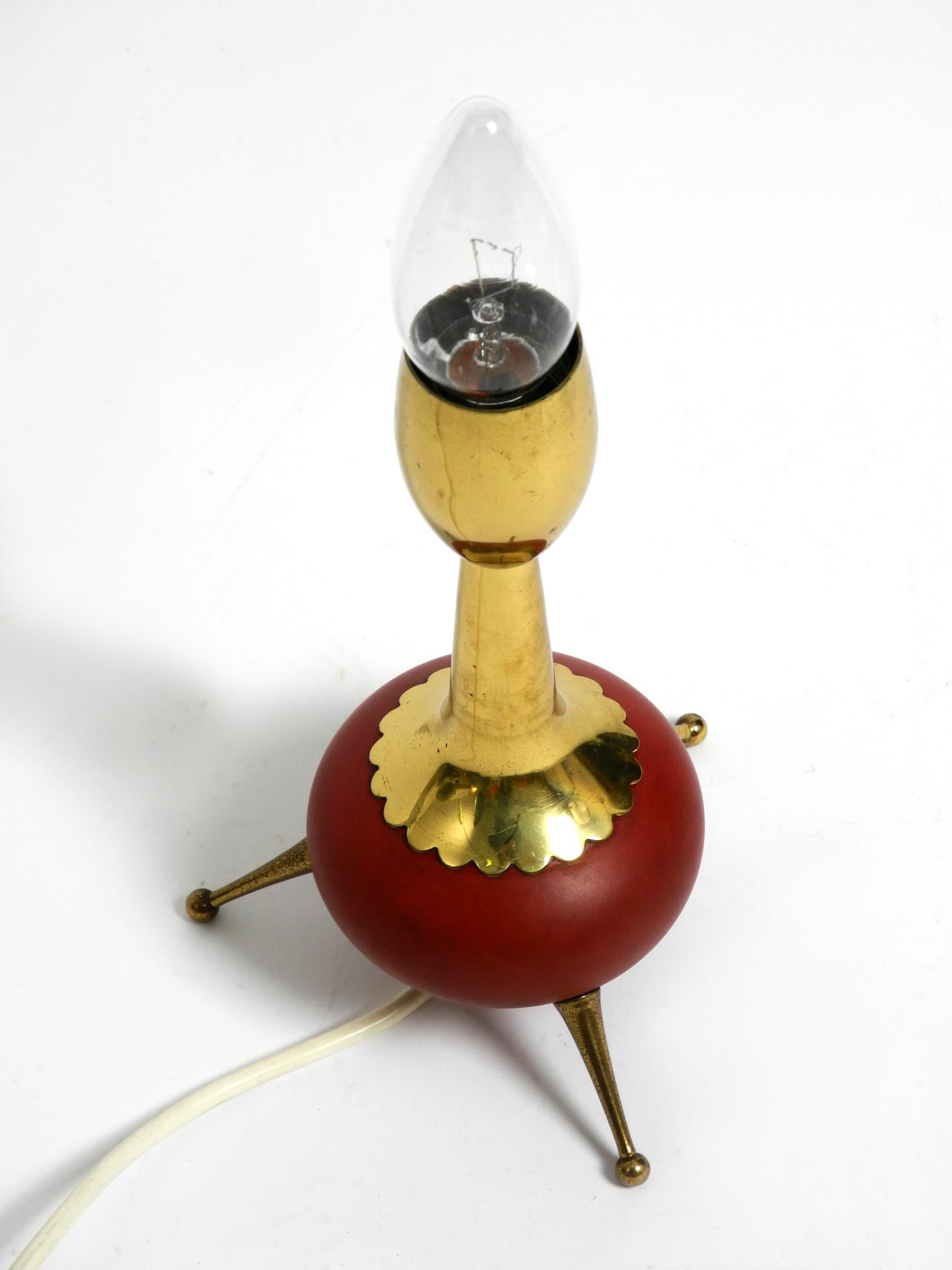 Schöne, sehr seltene, originale Mid-Century-Modern-Dreibein-Tischlampe aus Messing im Angebot 1