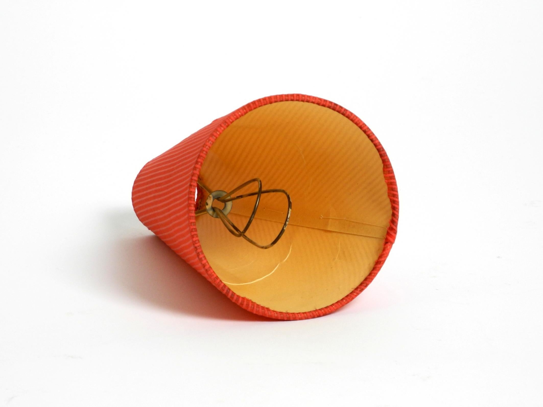Magnifique lampe de table tripode en laiton d'origine, très rare, datant du milieu du siècle dernier. en vente 2