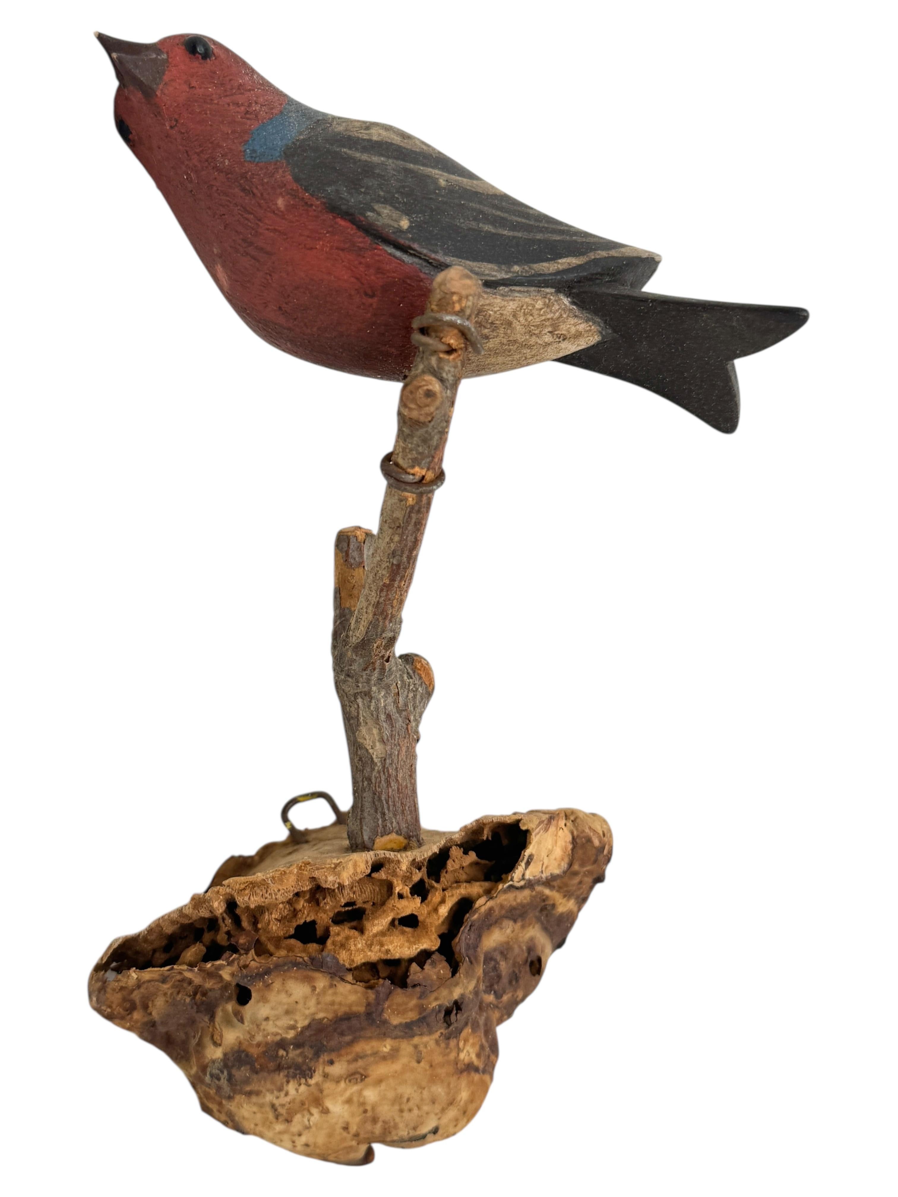 Ein schöner geschnitzter Holzvogel aus dem 20. Jahrhundert, montiert auf einem Ständer zum Aufhängen. Die Tradition dieser in Österreich 