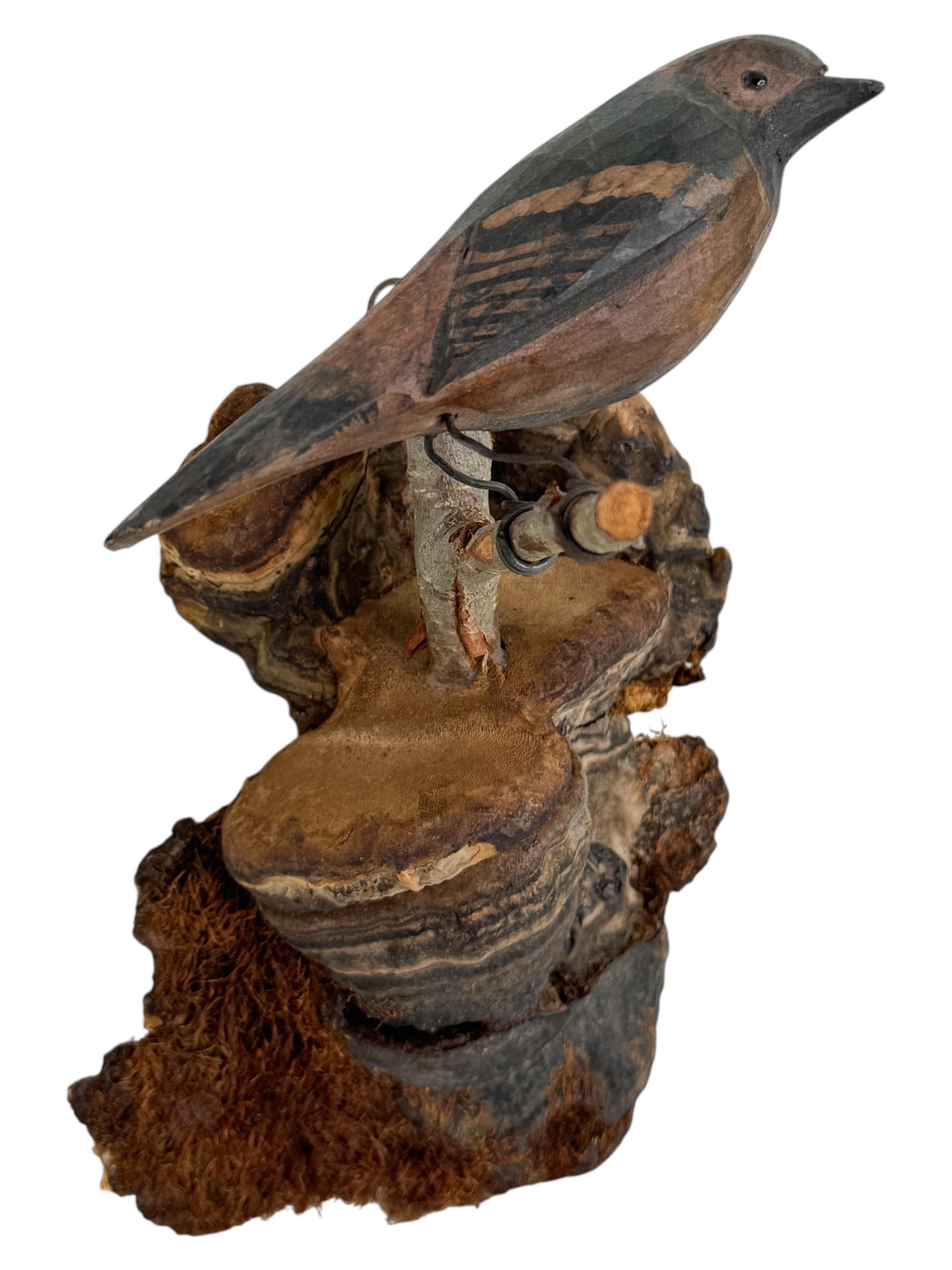 Un bel oiseau autrichien du 20e siècle, en bois sculpté, monté sur un support pour être suspendu. La tradition de ces oiseaux en Autriche, appelés 