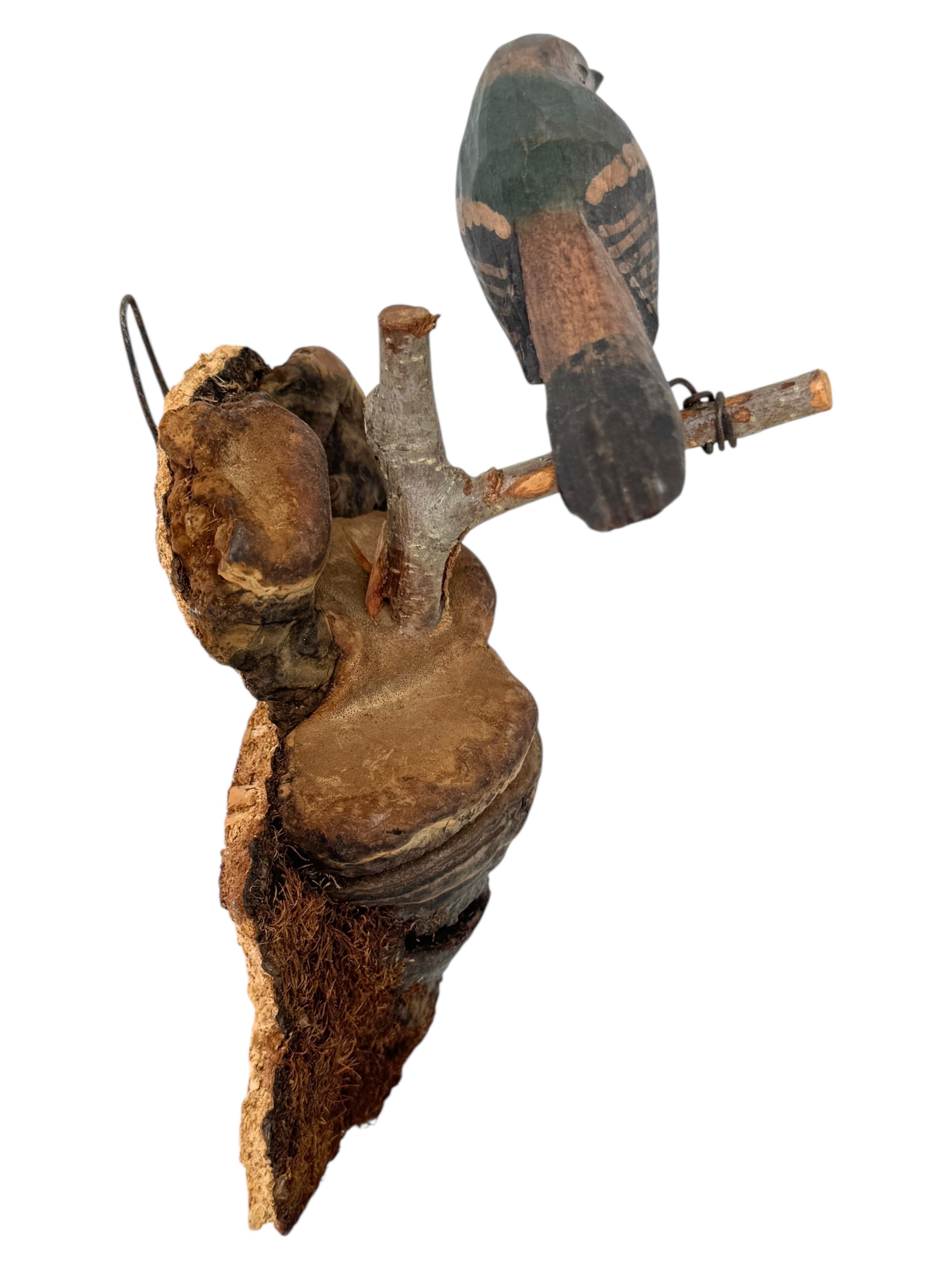 Bois Magnifique oiseau en bois sculpté de Viechtauer Folk Art Black Forest Antique Autriche 1900 en vente