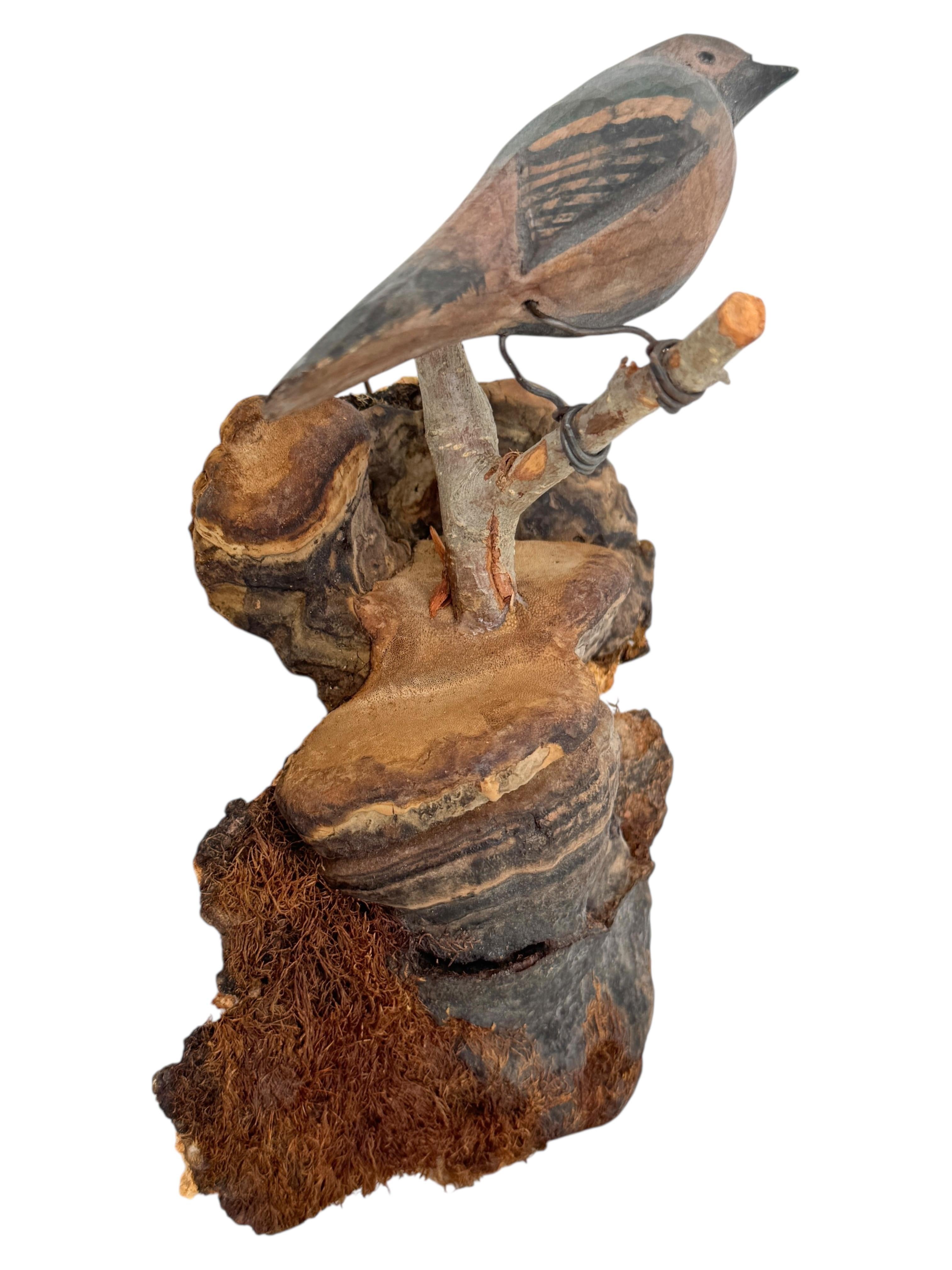 Magnifique oiseau en bois sculpté de Viechtauer Folk Art Black Forest Antique Autriche 1900 en vente 1