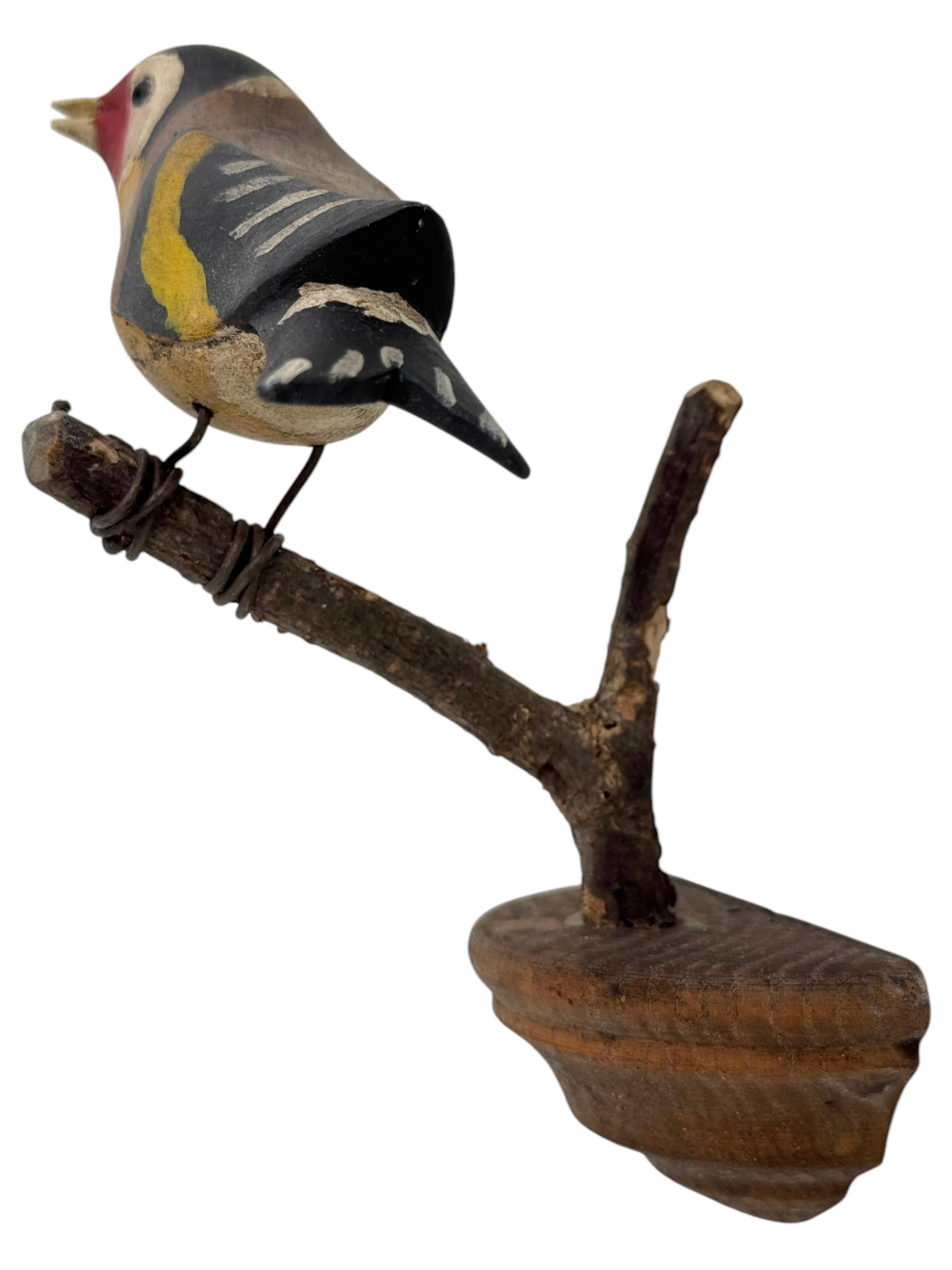Schöner Vichtauer handgeschnitzter Holzvogel, Schwarzwälder Volkskunst, Österreich, 1910er Jahre im Angebot 3