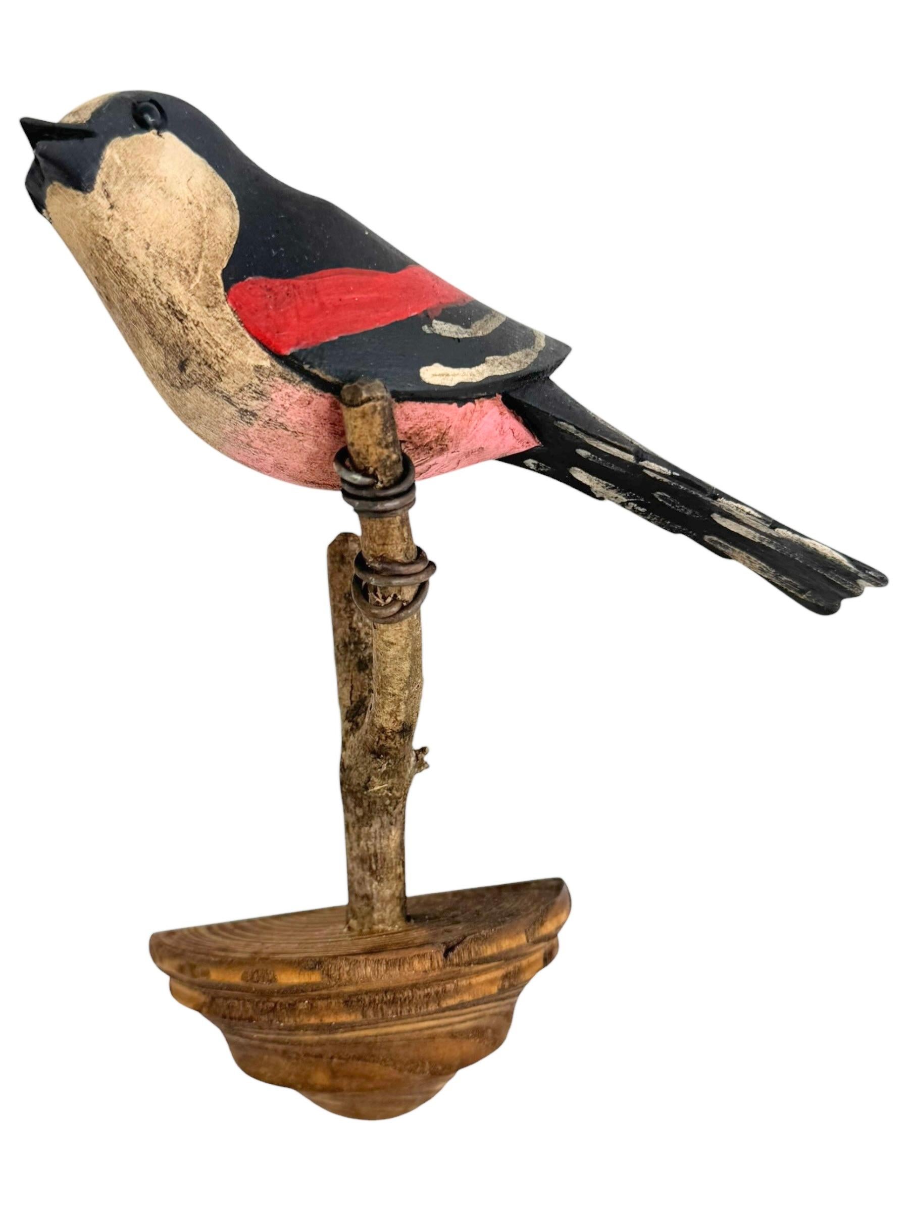 Precioso pájaro austriaco de principios del siglo XX, tallado en madera, montado sobre un soporte para colgar. La tradición de estos pájaros en Austria, llamados 